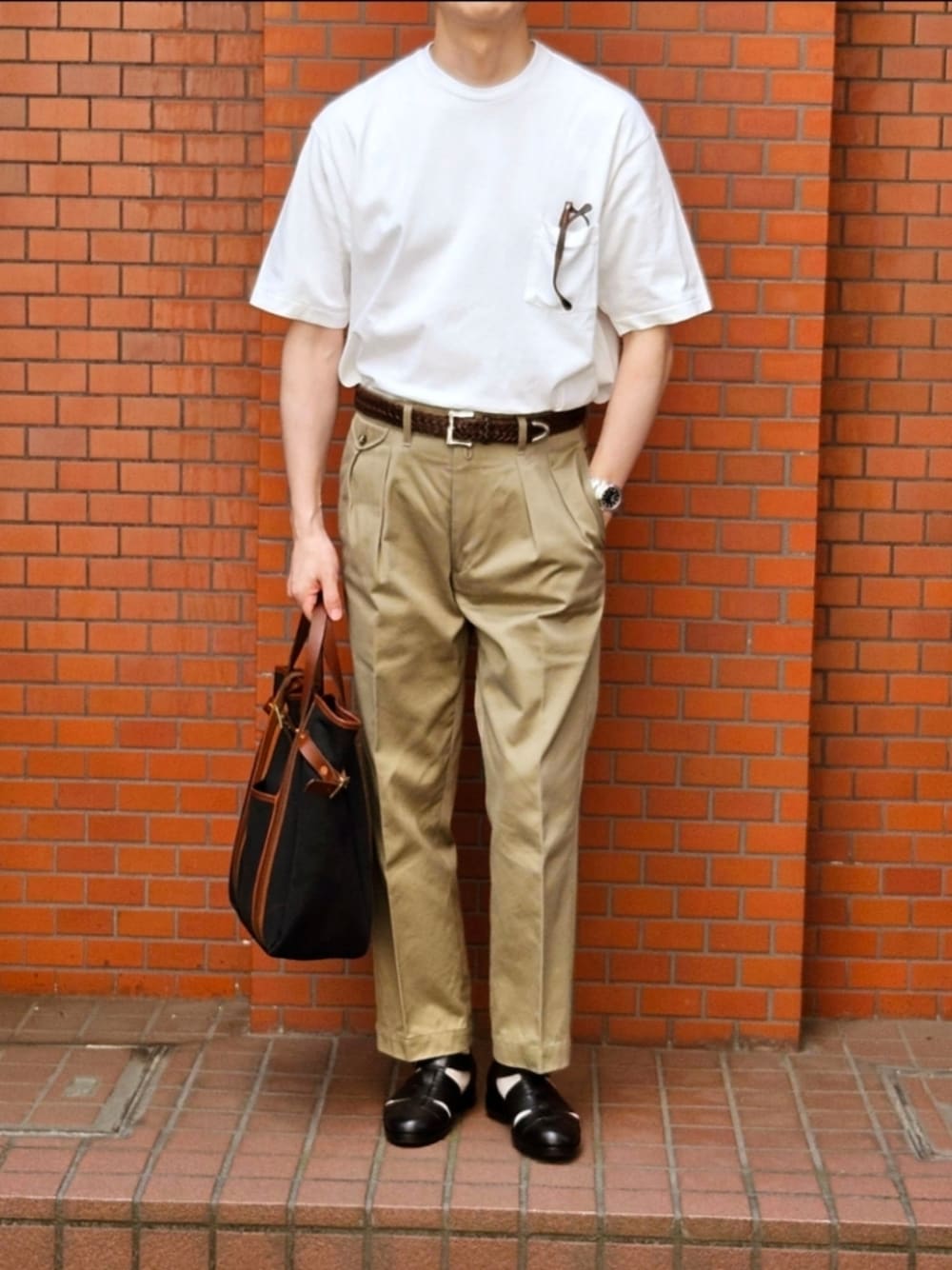 「白Tシャツ、きれいめカジュアル、夏だ！Tシャツ着よう！、大人カジュアル、休日コーデ、めがね、グルカサンダル、チノパン、トートバッグ、ポケットＴシャツ、初老のこうでねぇと」｜「M.I.D.AのM.I.D.A ヘビーウェイト ポケットT（Tシャツ/カットソー、ホワイト系）」を使った、D・BLUEさん（メンズ・170cm）の夏コーディネートの1枚目の写真