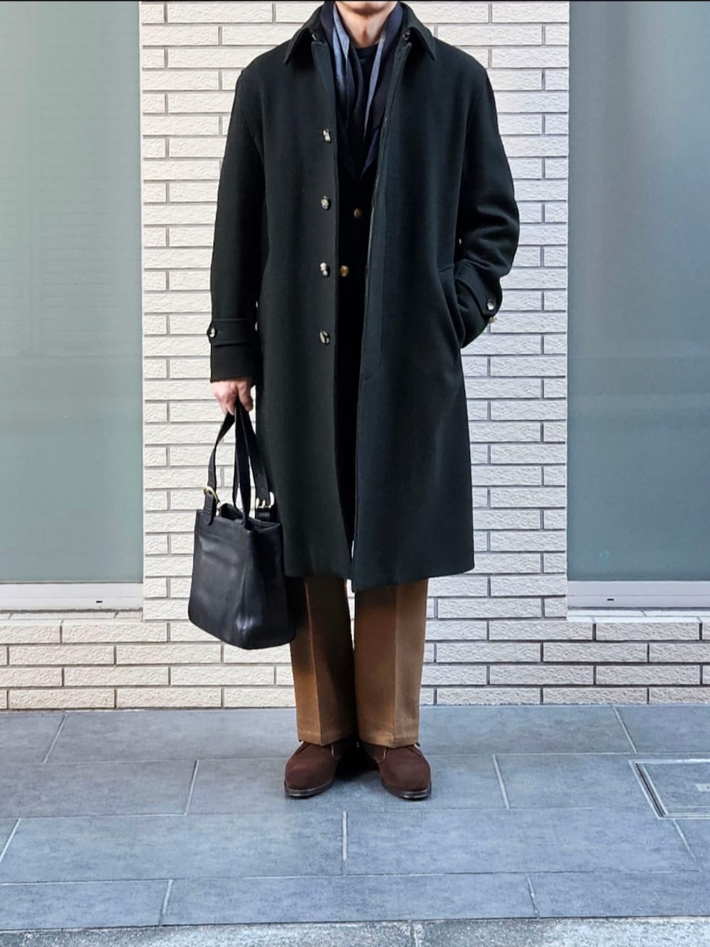 「メンズファッション、大人カジュアル、休日コーデ、スラックス、ミリタリーパンツ、モンクストラップ、コート、紺ブレ、トートバッグ、初老のこうでねぇと」｜「GRENFELLのGRENFELL バルカラーベルテッドコート KILBURN VULCANIZELONDON 別注 ダークカーキ（ステンカラーコート、グリーン系）」を使った、D・BLUEさん（メンズ・170cm）の冬コーディネートの1枚目の写真