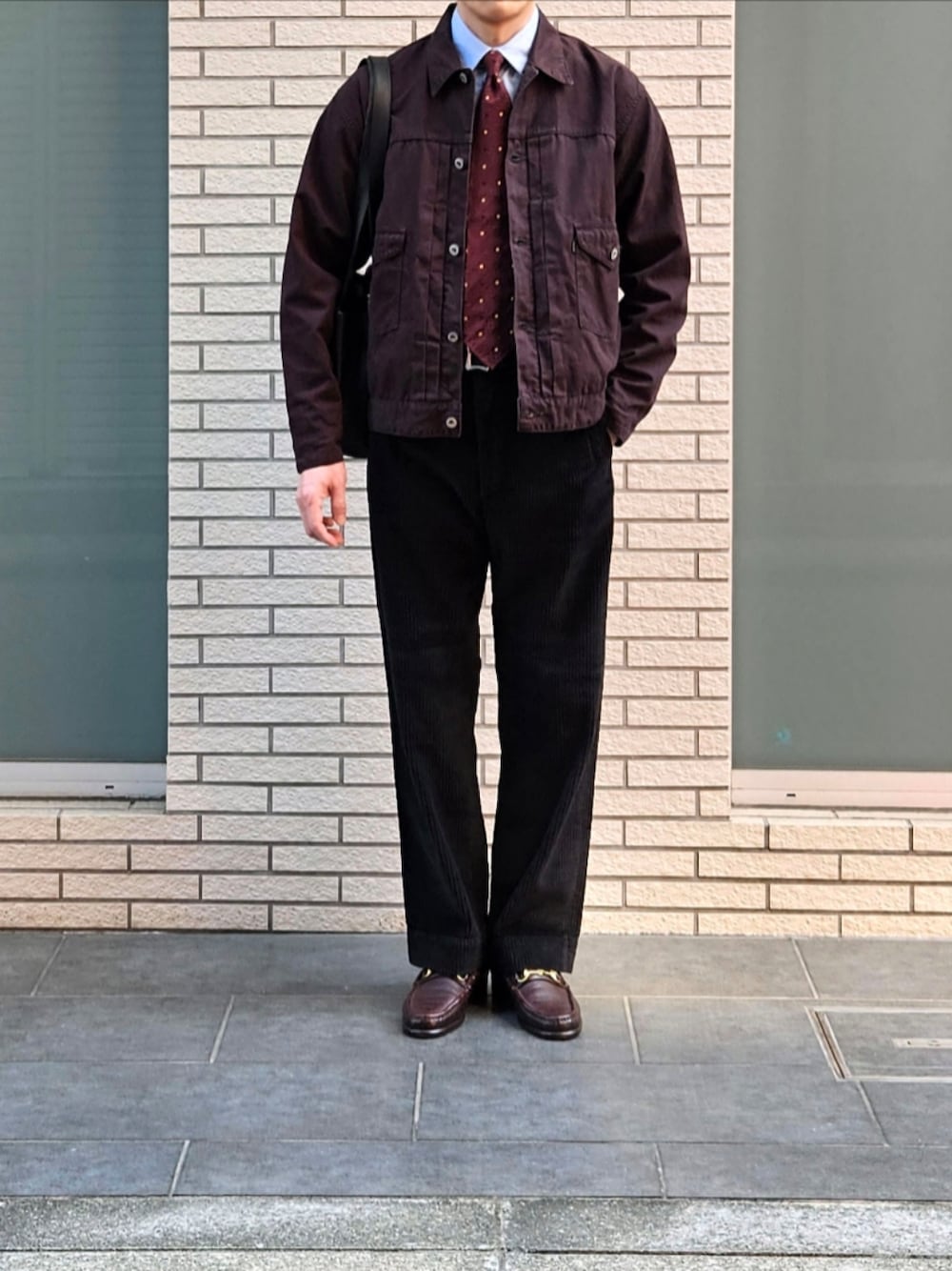 「メンズファッション、大人カジュアル、休日コーデ、ワークジャケット、コーデュロイパンツ、ベレー帽×メガネ、ビットローファー、初老のこうでねぇと、ネクタイ、ミリタリーシャツ」｜「OLD JOE & CO.のOLD JOE OPEN COLLAR RANCH JACKET USED（ブルゾン、ブラウン系）」を使った、D・BLUEさん（メンズ・170cm）の春コーディネートの1枚目の写真
