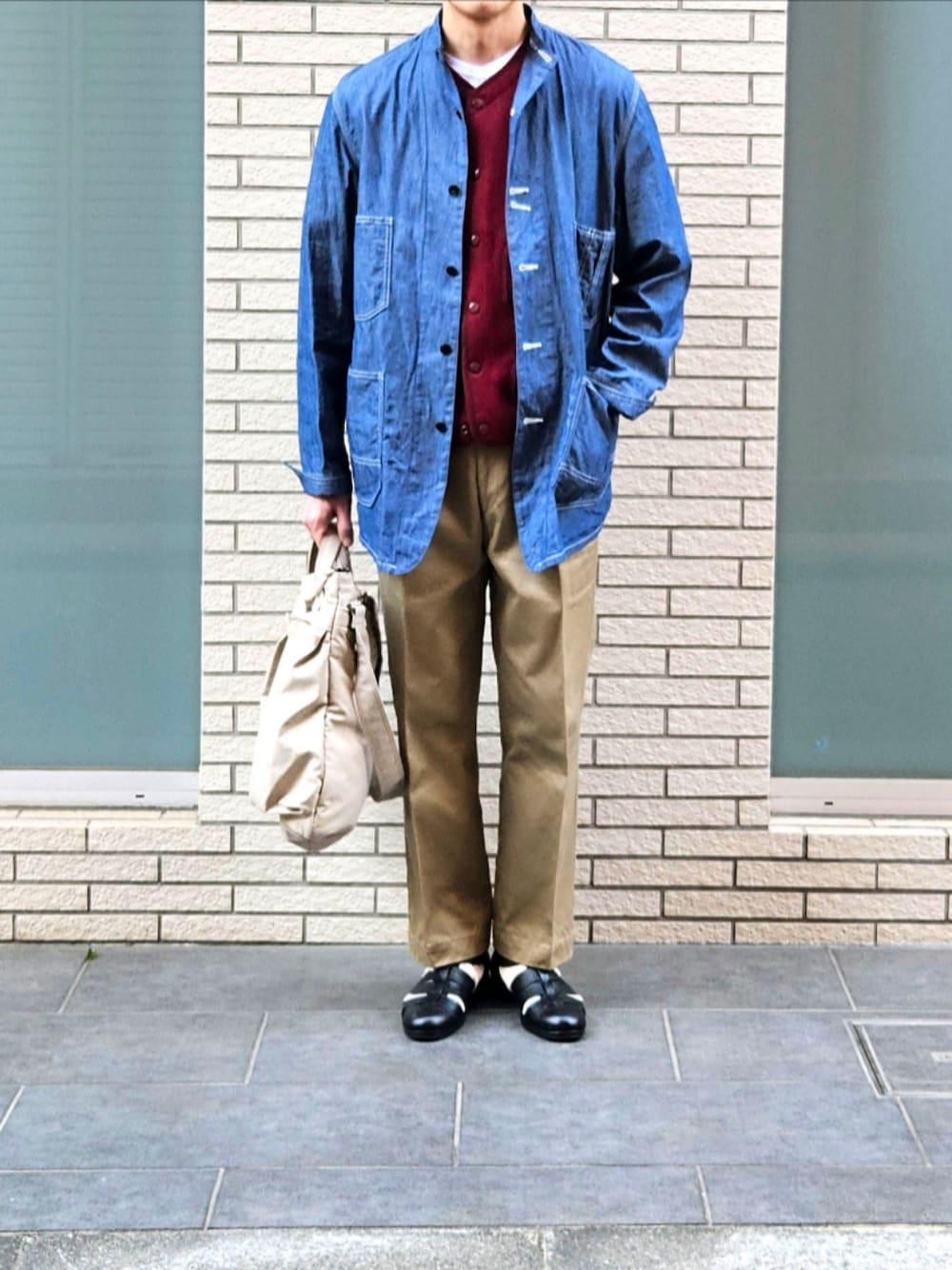 「大人カジュアル、カバーオール、シャンブレー、休日コーデ、グルカサンダル、ヘルメットバッグ、バンドカラー、ベスト、初老のこうでねぇと、チノパン」｜「Bon Vieux のBon Vieux detachable collar シャンブレーカバーオール（カバーオール、ブルー系）」を使った、D・BLUEさん（メンズ・170cm）の春コーディネートの1枚目の写真