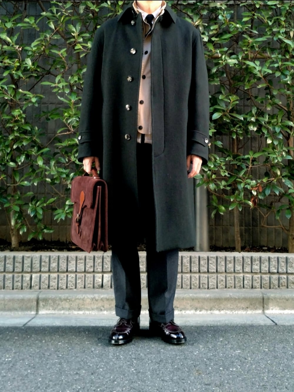 「ブリティッシュ、グリーン、コート、冬コーデ、大人コーデ、ootd、スラックス、メンズコーデ、ニットタイ、初老のこうでねぇと」｜「GRENFELLのGRENFELL バルカラーベルテッドコート KILBURN VULCANIZELONDON 別注 ダークカーキ（ステンカラーコート、グリーン系）」を使った、D・BLUEさん（メンズ・170cm）の冬コーディネートの1枚目の写真