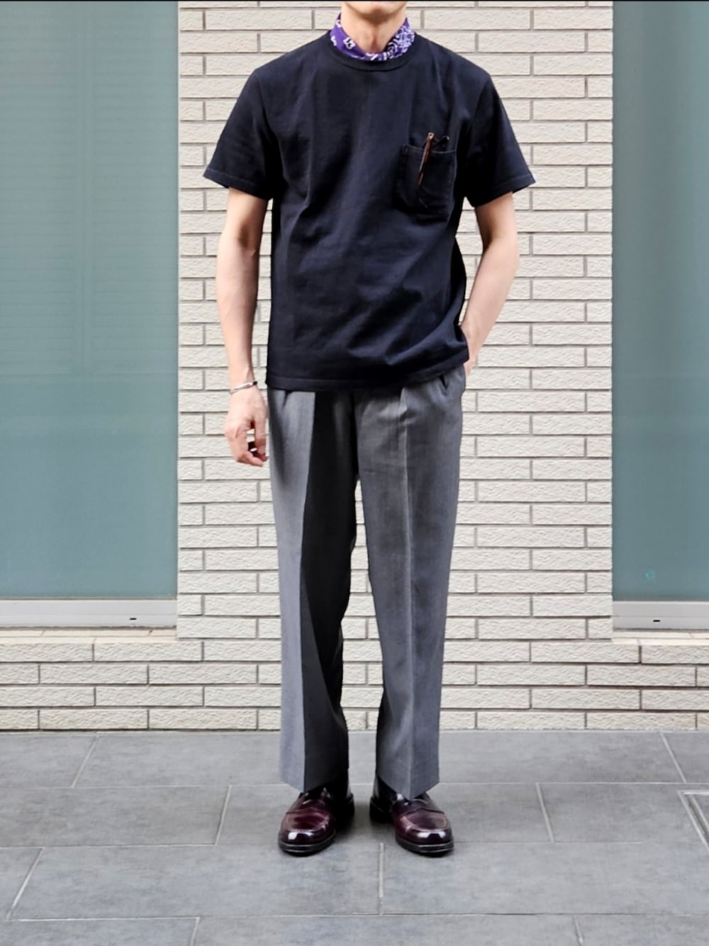 「黒Tシャツ、バンダナ、パープル、スラックス、ローファー、お出かけコーデ、今日のコーデ、大人カジュアル、休日コーデ、初老のこうでねぇと」｜「HAV-A-HANKのHAV-A-HANK ペイズリーバンダナ パープル（バンダナ/スカーフ、パープル系）」を使った、D・BLUEさん（メンズ・170cm）の秋コーディネートの1枚目の写真
