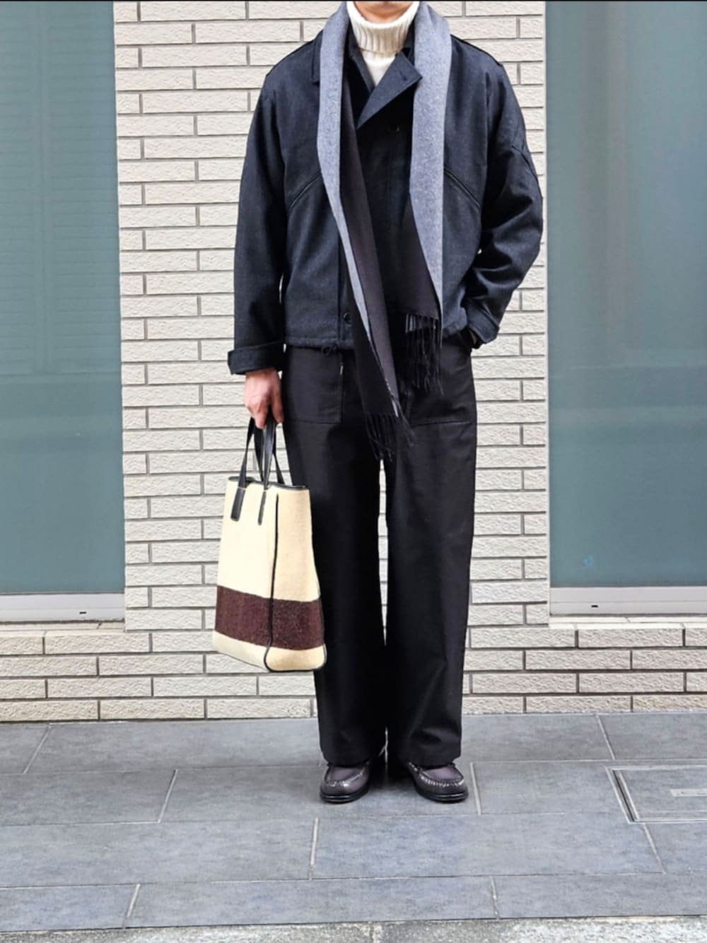 「大人カジュアル、休日コーデ、ミリタリーコーデ、ミックススタイル、タートルネック、ベレー帽、黒パンツ、初老のこうでねぇと、ローファー」｜「WILD LIFE TAILOR Adam et Rope'のWILD LIFE TAILOR British Army MK3オマージュ ウールジャケット USED （ミリタリージャケット、グレー系）」を使った、D・BLUEさん（メンズ・170cm）の冬コーディネートの1枚目の写真