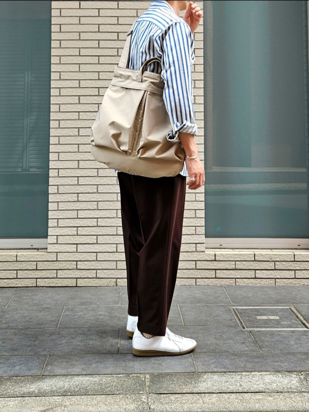 「今日のコーデ、カジュアル、リラックススタイル、初夏コーデ、大人カジュアル、ストライプシャツ、ジャーマントレーナー、ootd、ヘルメットバッグ、おでかけコーデ、初老のこうでねぇと」｜「Polo by Ralph laurenのPolo by Ralph lauren マリンストライプ コットンヘリンボーンシャツ USED（シャツ/ブラウス、ホワイト系）」を使った、D・BLUEさん（メンズ・170cm）の春コーディネートの1枚目の写真