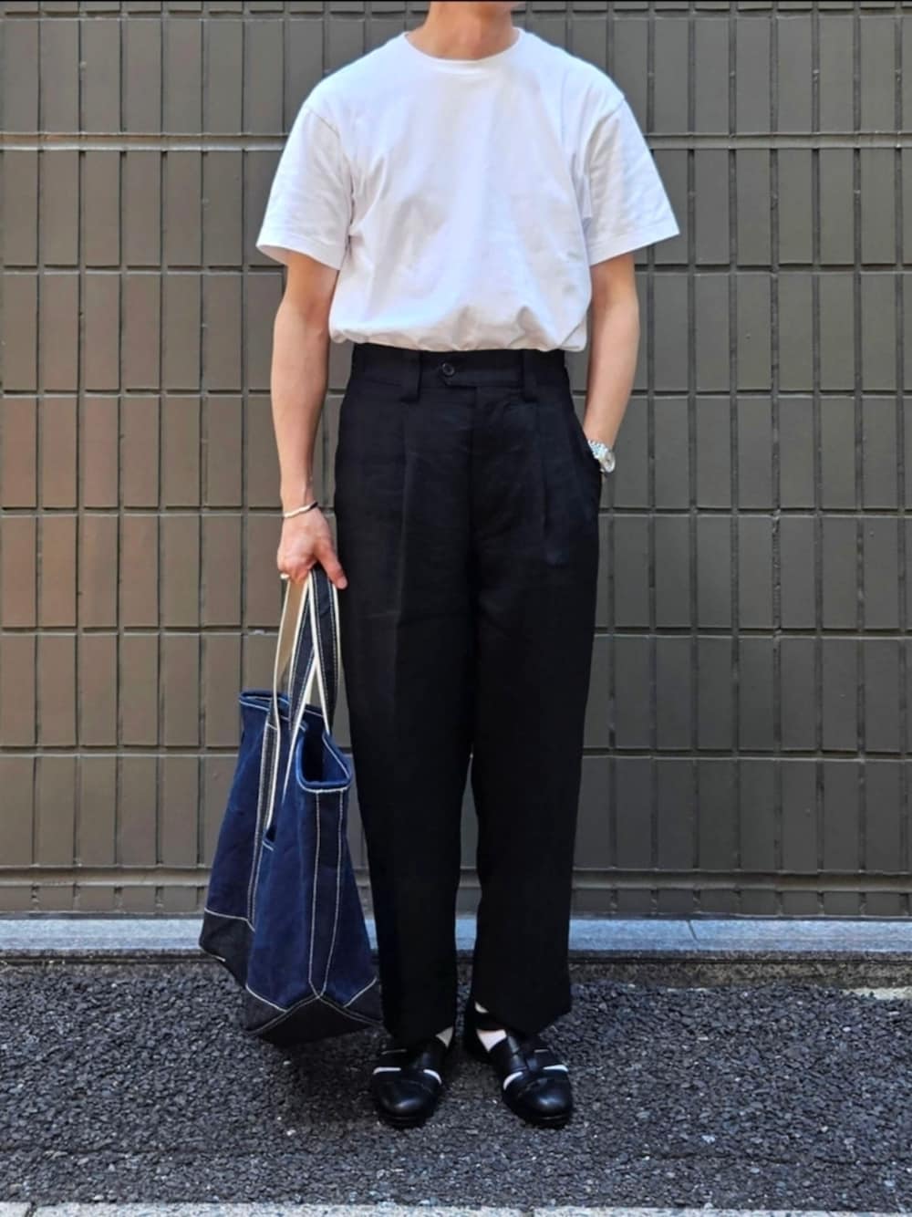 「メンズファッション、今日のコーデ、大人カジュアル、休日コーデ、リネンパンツ、白Tシャツ、トートバッグ、シルバーアクセサリー、ootd、初老のこうでねぇと」｜「HANESの"SHIRO" 少し生成りがかった白（Tシャツ/カットソー、ホワイト系）」を使った、D・BLUEさん（メンズ・170cm）の秋コーディネートの1枚目の写真