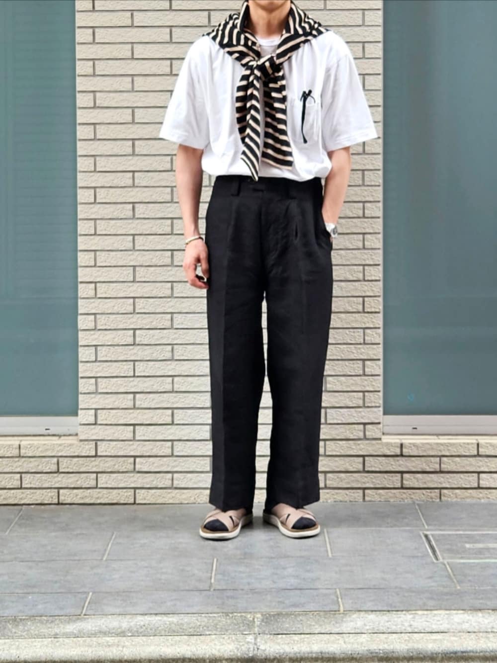 「キャップ、白Tシャツ、肩掛け、バスクシャツ、リネンパンツ、サンダル、大人カジュアル、初老のこうでねぇと、シンプル、モノトーン、メガネ男子」｜「AUBERGEのAUBERGE COCO ブラック×ベージュ ブルトンシャツ USED （Tシャツ/カットソー、ブラック系）」を使った、D・BLUEさん（メンズ・170cm）の夏コーディネートの1枚目の写真