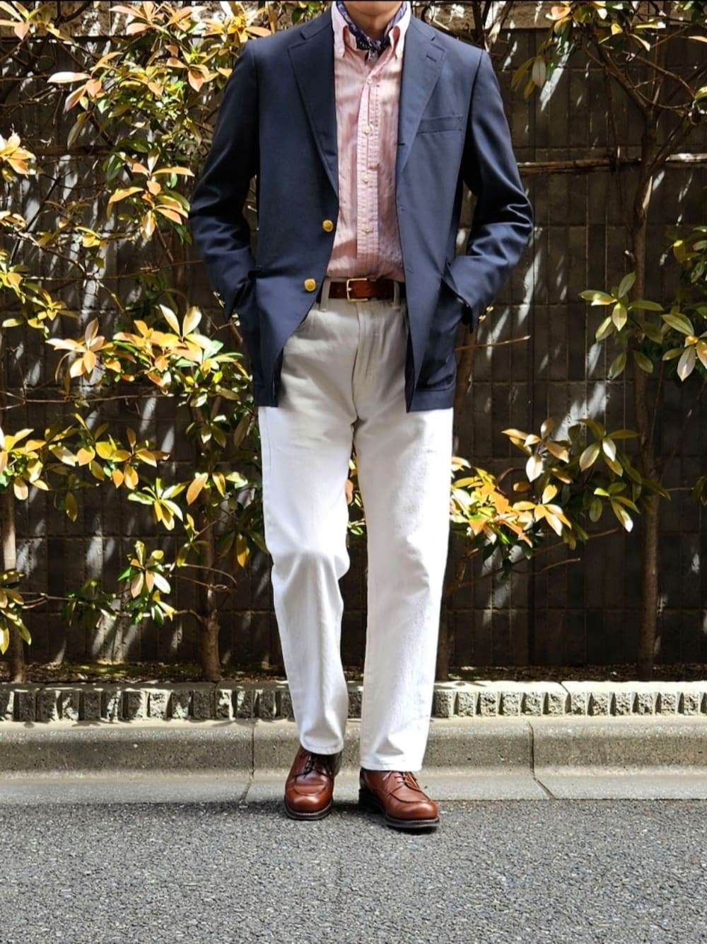 「休日スタイル、メンズファッション、オトナカジュアル、紺ブレ、ジャケット、白パンツ、デニム、ブレザー、ootd、初老のこうでねぇと」｜「J.PRESSのJ.PRESS PEPPIN MERINO ネイビーブレザー（テーラードジャケット、ブルー系）」を使った、D・BLUEさん（メンズ・170cm）の春コーディネートの1枚目の写真