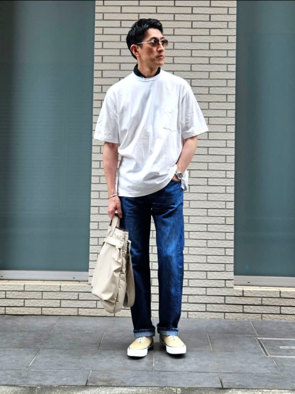 「今日のコーデ、大人カジュアル、休日コーデ、古着MIX、サングラス、501、リーバイス、ヘルメットバッグ、白Tシャツ、初老のこうでねぇと、シンプル」｜「M.I.D.AのM.I.D.A ヘビーウェイト ポケットT（Tシャツ/カットソー、ホワイト系）」を使った、D・BLUEさん（メンズ・170cm）の夏コーディネートの1枚目の写真