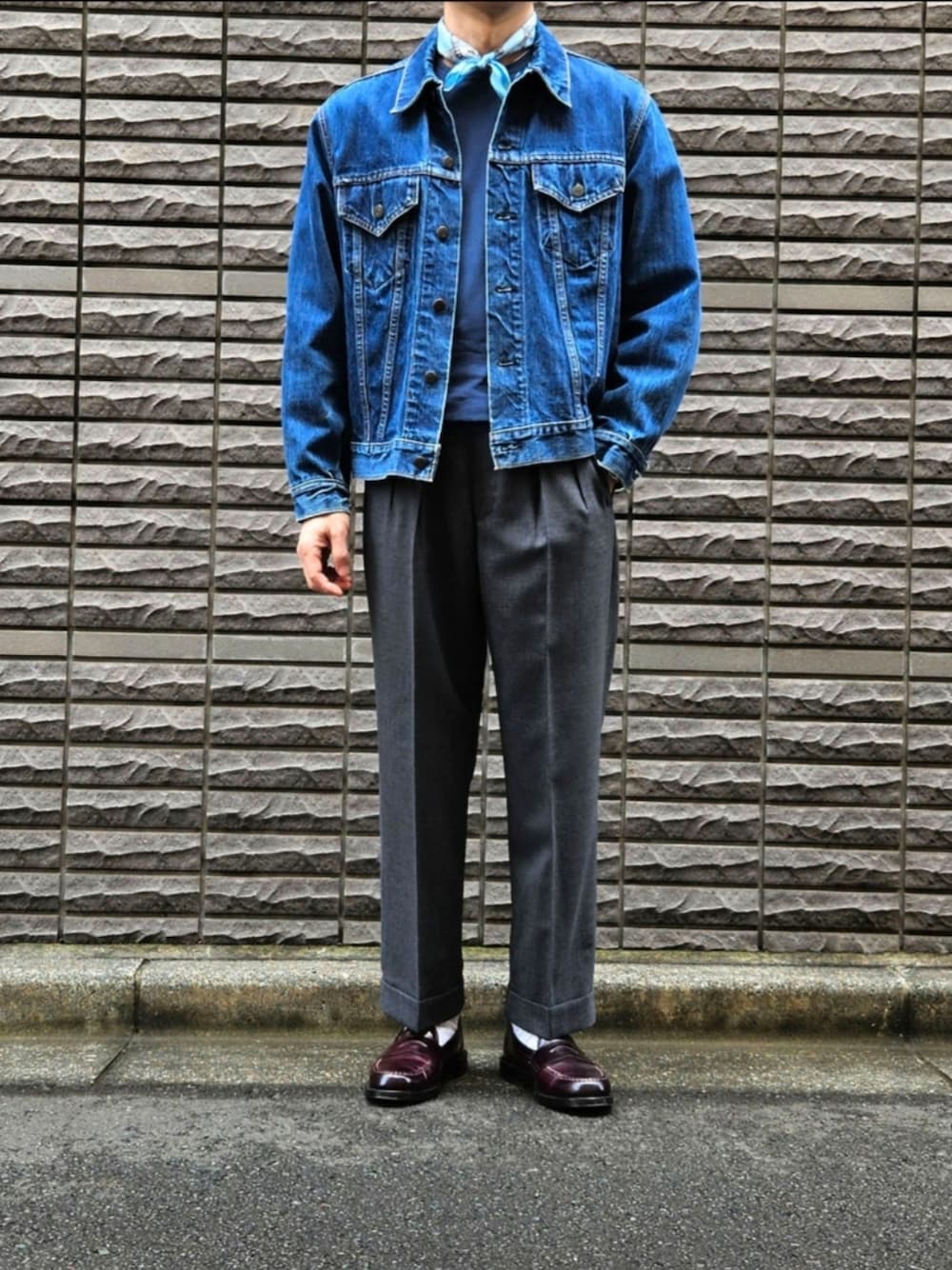 「メンズファッション、オトナカジュアル、休日スタイル、ootd、デニムジャケット、スラックス、革靴、ジージャン、リーバイス、初老のこうでねぇと」｜「Levi'sのLEVI'S 70505 4th bigE 60-70's Vintage（デニムジャケット、ブルー系）」を使った、D・BLUEさん（メンズ・170cm）の春コーディネートの1枚目の写真