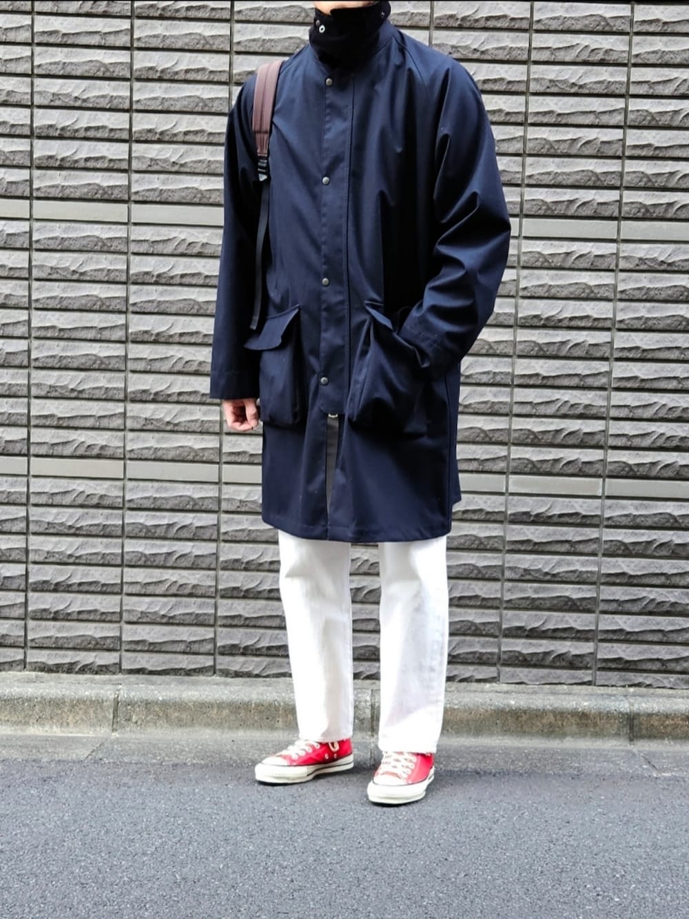 「コート、ホワイトデニム、コンバース、赤、リュック、シンプルコーデ、メンズコーデ、大人カジュアル、大人コーデ、ootd、メンズファッション、初老のこうでねぇと」｜「STILL BY HANDのSTILL BY HAND 3レイヤーウール 一枚袖Aラインフィールドコート Dark Navy（ステンカラーコート、ブルー系）」を使った、D・BLUEさん（メンズ・170cm）の冬コーディネートの1枚目の写真