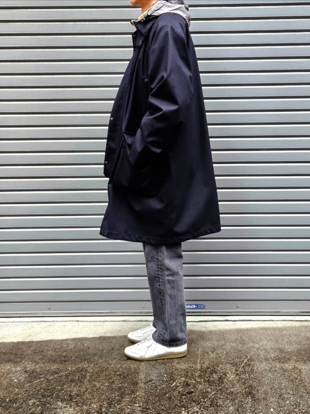 「古着MIX、ベレー帽×メガネ、アノラックパーカー、メンズファッション、大人カジュアル、休日コーデ、雨の日コーデ、初老のこうでねぇと、ジャーマントレーナー、ブラックデニム」｜「STILL BY HANDのSTILL BY HAND 3レイヤーウール 一枚袖Aラインフィールドコート Dark Navy（ステンカラーコート、ブルー系）」を使った、D・BLUEさん（メンズ・170cm）の春コーディネートの1枚目の写真