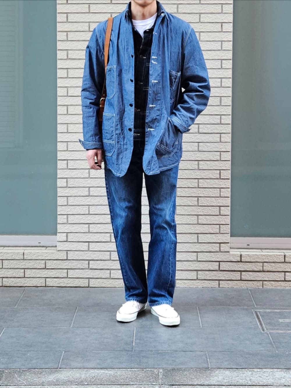 「メンズファッション、休日コーデ、大人カジュアル、カバーオール、デニムジャケット、デッキシューズ、シャンブレー、ショルダーバッグ、リーバイス、初老のこうでねぇと、キャップ、最近のいい感じコーデ」｜「Bon Vieux のBon Vieux detachable collar シャンブレーカバーオール（カバーオール、ブルー系）」を使った、D・BLUEさん（メンズ・170cm）の春コーディネートの1枚目の写真