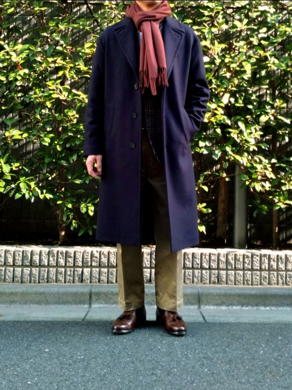 「マフラー、休日スタイル、オトナカジュアル、冬コーデ、ootd、メンズコーデ、コート、チノパン、タッセルローファー、初老のこうでねぇと」｜「HEVOのHEVO アルスターベルテッドコート OSTUNI NAVY（チェスターコート、ブルー系）」を使った、D・BLUEさん（メンズ・170cm）の冬コーディネートの1枚目の写真