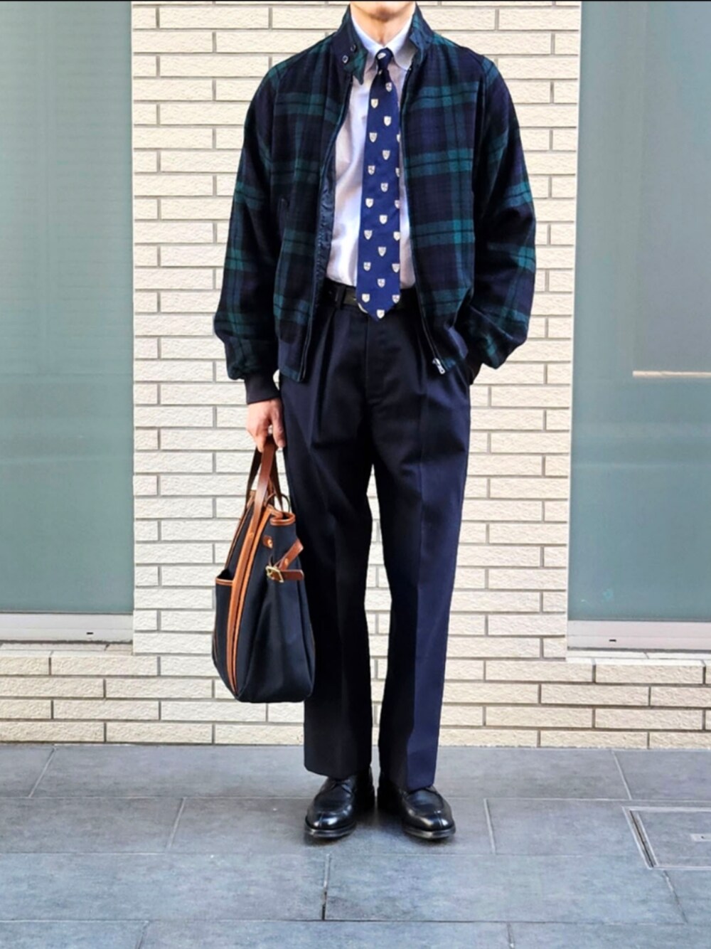 「今日のコーデ、大人カジュアル、休日コーデ、ブラックウォッチ、スラックス、トートバッグ、ネクタイ、ootd、初老のこうでねぇと」｜「BARACUTAのBARACUTA G9 80-90’ｓAEROジップ ウールハリントンジャケット ブラックウォッチ USED（ブルゾン、グリーン系）」を使った、D・BLUEさん（メンズ・170cm）の冬コーディネートの1枚目の写真