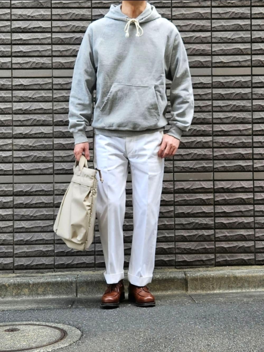 「休日スタイル、シンプルスタイル、おでかけコーデ、大人カジュアル、パーカー、白パンツ、革靴、バッグ、オフホワイト、メンズコーデ、ootd、初老のこうでねぇと」｜「ANATOMICAのANATOMICA SWEAT RAGLAN PARKA（パーカー、グレー系）」を使った、D・BLUEさん（メンズ・170cm）の春コーディネートの1枚目の写真