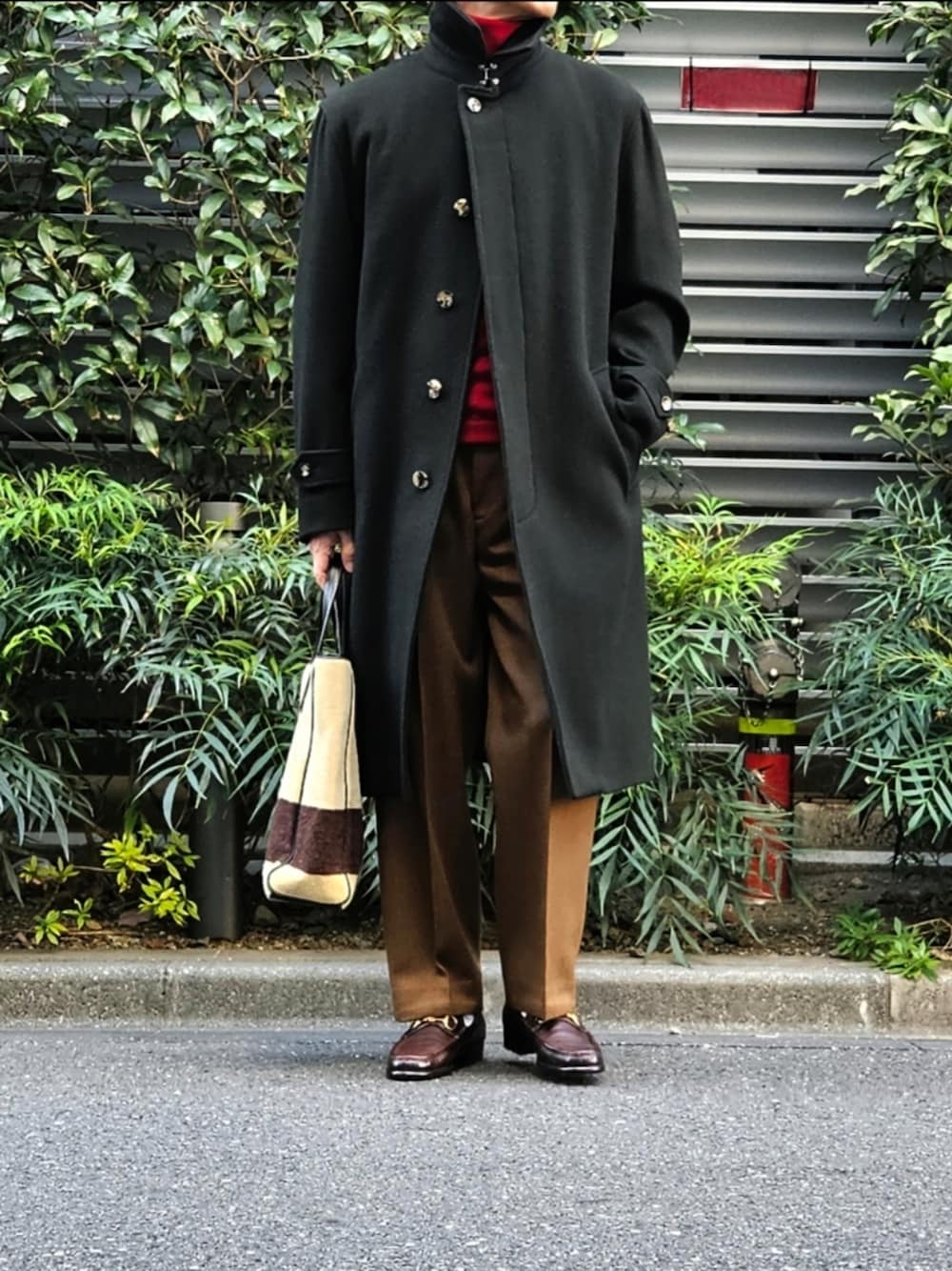 「メンズコーデ、大人コーデ、コート、今日のコーデ、休日コーデ、モスグリーン、ootd、スラックス、トートバッグ、タートルネック、初老のこうでねぇと」｜「GRENFELLのGRENFELL バルカラーベルテッドコート KILBURN VULCANIZELONDON 別注 ダークカーキ（ステンカラーコート、グリーン系）」を使った、D・BLUEさん（メンズ・170cm）の冬コーディネートの1枚目の写真