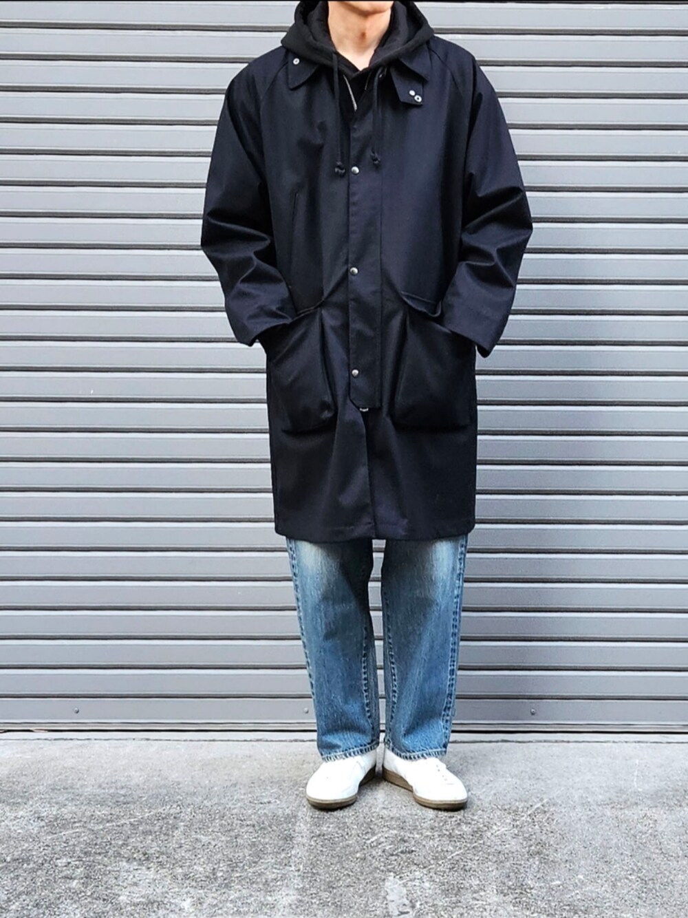 「コートスタイル、パーカー、デニムパンツ、ジャーマントレーナー、メンズファッション、大人カジュアル、休日コーデ、シンプルスタイル、初老のこうでねぇと、ootd」｜「STILL BY HANDのSTILL BY HAND 3レイヤーウール 一枚袖Aラインフィールドコート Dark Navy（ステンカラーコート、ブルー系）」を使った、D・BLUEさん（メンズ・170cm）の冬コーディネートの1枚目の写真