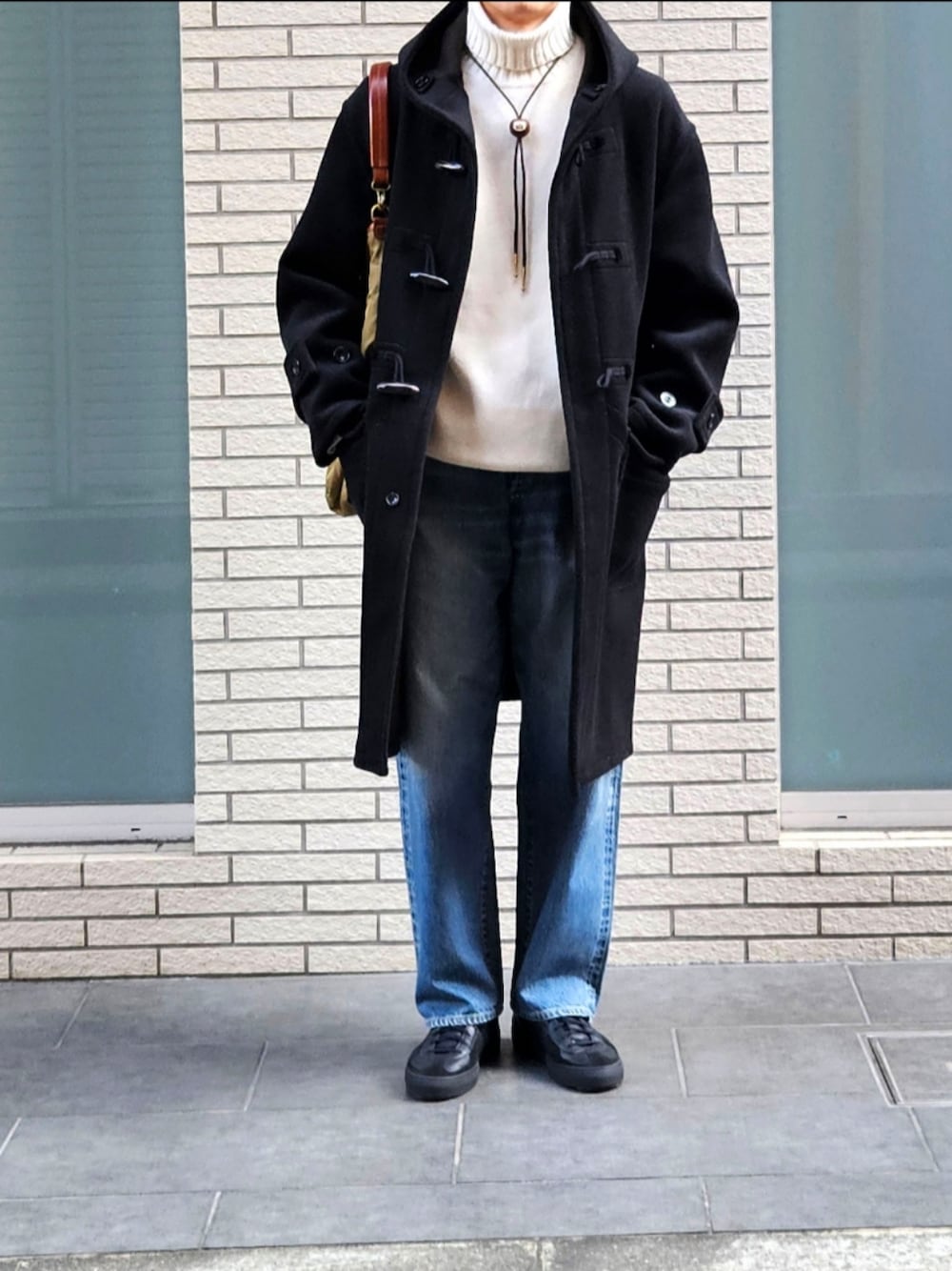 「ベレー帽、ダッフルコート、タートルネックニット、ループタイ、ワイドデニム、ヴィンテージデニム、冬アウター、大人カジュアル、休日コーデ、初老のこうでねぇと、真冬のあったかスタイル」｜「AUBERGEのAUBERGE Black&Olive super140's 本パイル ダッフルコート TREVOR（ダッフルコート、ブラック系）」を使った、D・BLUEさん（メンズ・170cm）の冬コーディネートの1枚目の写真