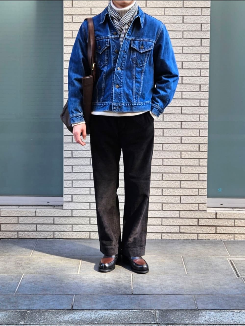 「デニムジャケット、タートルネックニット、コーデュロイパンツ、ローファー、キャップ、ストール、大人カジュアル、休日コーデ、初老のこうでねぇと、メンズファッション、リーバイス、rrl、春めき満開コーデ」｜「Levi'sのLEVI'S 70505 4th bigE 60-70's Vintage（デニムジャケット、ブルー系）」を使った、D・BLUEさん（メンズ・170cm）の春コーディネートの1枚目の写真