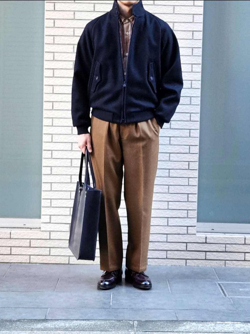 「今日のコーデ、大人カジュアル、休日コーデ、G9、バラクータ、シンプルスタイル、スラックス、トートバッグ、初老のこうでねぇと」｜「BARACUTAのBARACUTA G9 80-90’ｓAEROジップ ウールハリントンジャケット ダークネイビー USED（ブルゾン、ブルー系）」を使った、D・BLUEさん（メンズ・170cm）の冬コーディネートの1枚目の写真