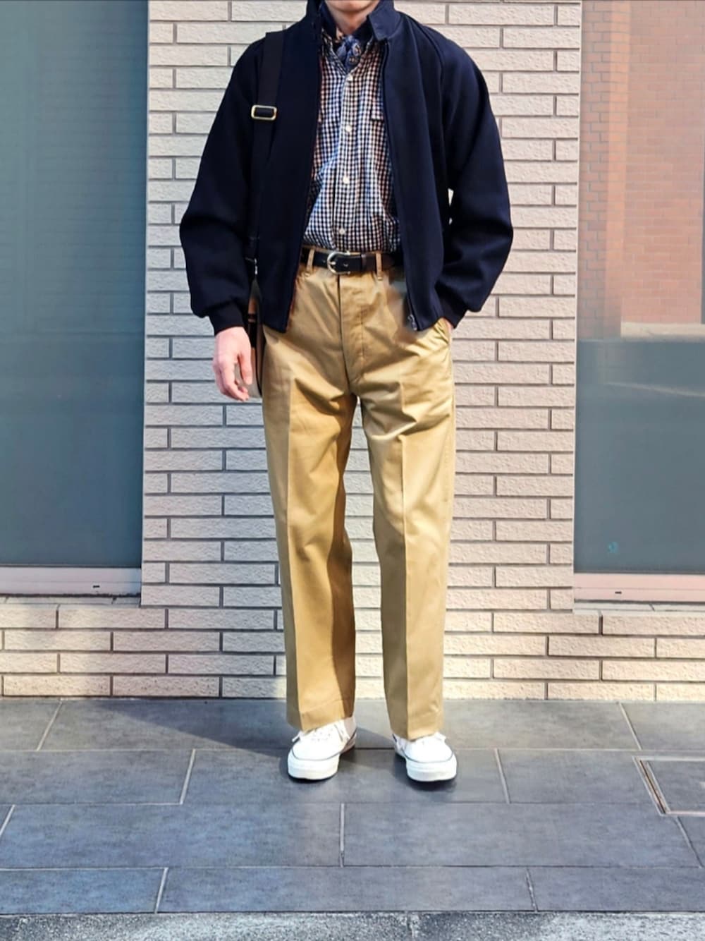 「古着MIX、スポーツミックス、春めき満開コーデ、メンズファッション、大人カジュアル、休日コーデ、初老のこうでねぇと、ハリントンジャケット、チノパン、デッキシューズ、ギンガムチェックシャツ」｜「BARACUTAのBARACUTA G9 80-90’ｓAEROジップ ウールハリントンジャケット ダークネイビー USED（ブルゾン、ブルー系）」を使った、D・BLUEさん（メンズ・170cm）の春コーディネートの1枚目の写真