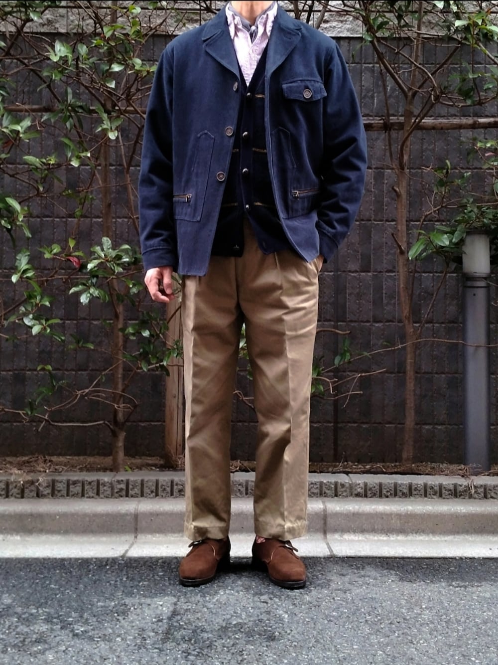 「重ね着、ネッカチーフ、フレンチカジュアル、チノパン、スエードシューズ、メンズコーデ、メンズファッション、ボタンダウンシャツ、スエード、ootd、初老のこうでねぇと」｜「MONTEPOのMONTEPO 90's モールスキン ワークJKT 伊製USED（その他アウター、ブルー系）」を使った、D・BLUEさん（メンズ・170cm）の冬コーディネートの1枚目の写真