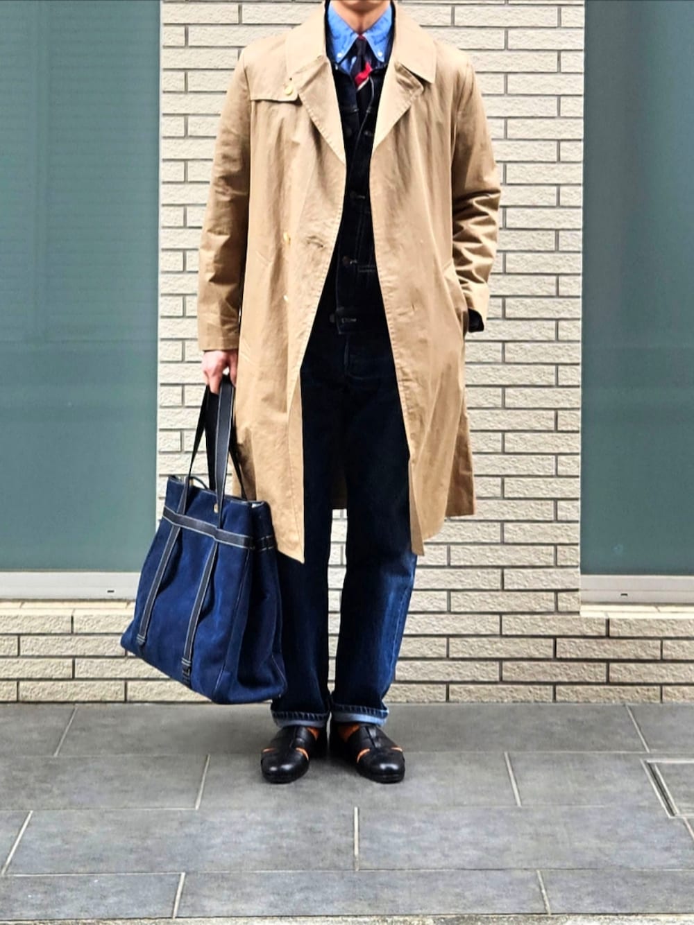 「メンズファッション、デニムパンツ、シャンブレーシャツ、大人カジュアル、休日コーデ、スプリングコート、トートバッグ、デニムジャケット、初老のこうでねぇと、ネクタイ」｜「SealupのSealup コットンリネン BELTED COAT beige USED （トレンチコート、ベージュ系）」を使った、D・BLUEさん（メンズ・170cm）の春コーディネートの1枚目の写真