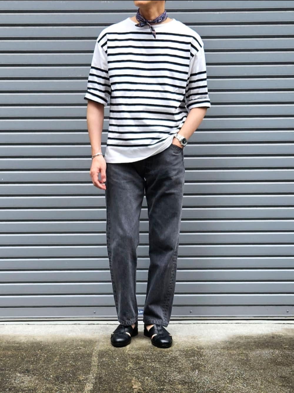 「古着MIX、ボーダー、バスクシャツ、今日のコーデ、大人カジュアル、休日コーデ、ブラックデニム、ootd、ネッカチーフ、初老のこうでねぇと」｜「FRANCO BASSIのFRANCO BASSI シルクチーフ　ネッカチーフとして（ポケットチーフ、ブルー系）」を使った、D・BLUEさん（メンズ・170cm）の夏コーディネートの1枚目の写真