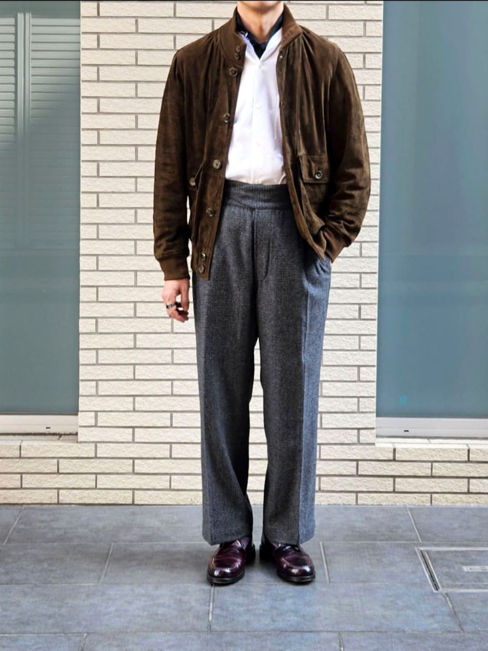 「スエード、グルカパンツ、ローファー、白シャツ、大人カジュアル、休日コーデ、レザー、ブラウン、古着MIX、初老のこうでねぇと」｜「ENRICO MANDELLIのENRICOMANDELLI ヴァルスタリーノタイプ vintageスエードレザーブルゾン ブラウンカーキ（ブルゾン、ブラウン系）」を使った、D・BLUEさん（メンズ・170cm）の秋コーディネートの1枚目の写真