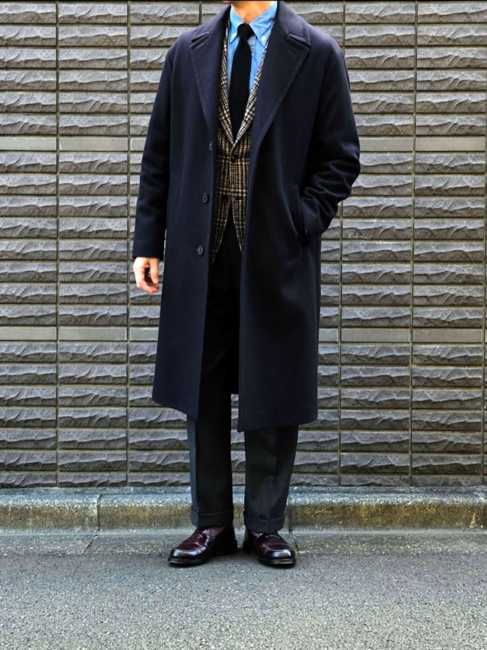 「きれいめカジュアル、オトナカジュアル、ジャケットスタイル、コート、スラックス、ニットタイ、ローファー、メンズコーデ、初老のこうでねぇと、ootd」｜「HEVOのHEVO アルスターベルテッドコート OSTUNI NAVY（チェスターコート、ブルー系）」を使った、D・BLUEさん（メンズ・170cm）の春コーディネートの1枚目の写真