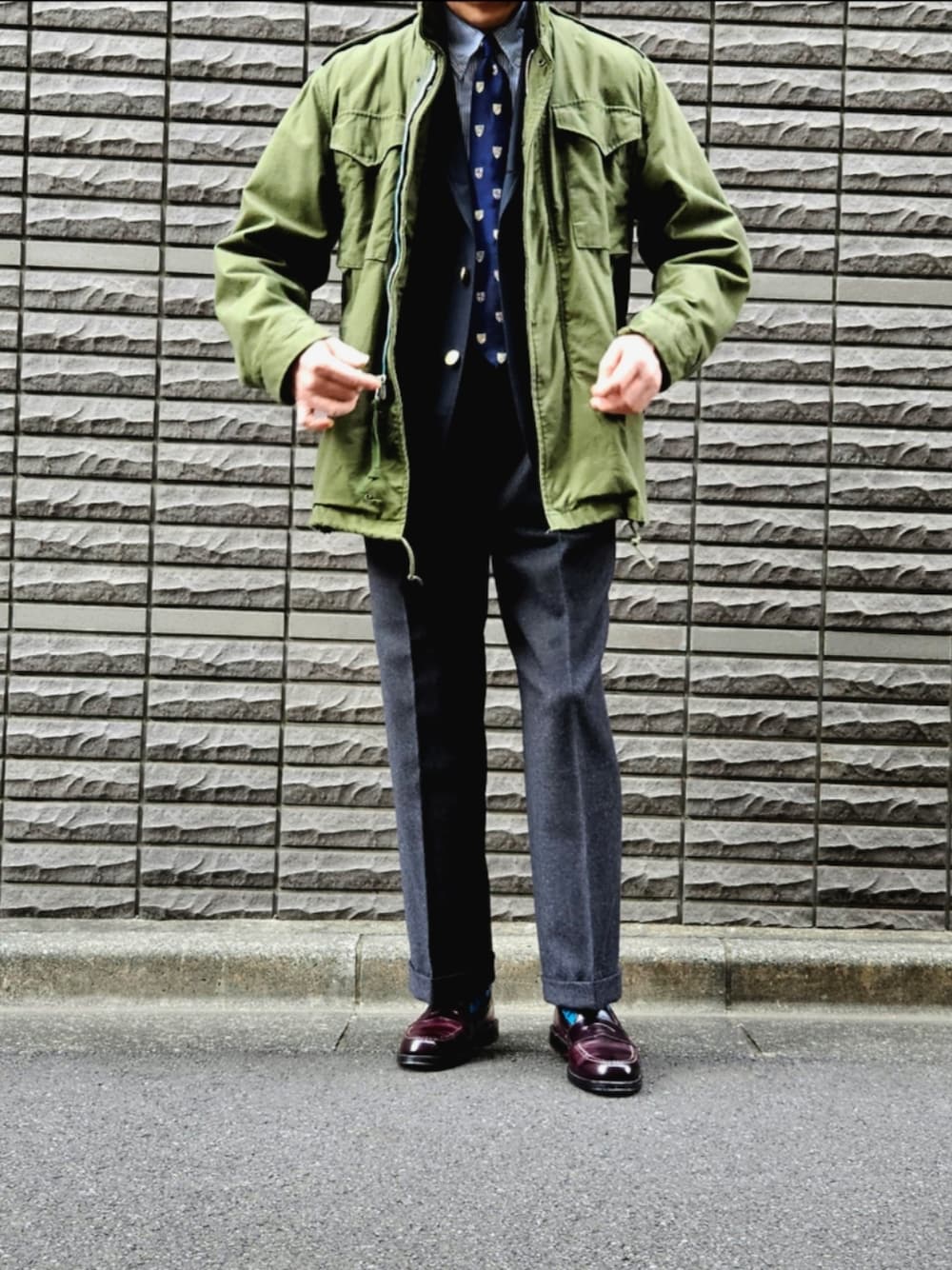 「休日スタイル、今日のコーデ、休日コーデ、ミリタリージャケット、スラックス、メンズコーデ、ootd、ネクタイ、ローファー、初老のこうでねぇと」｜「US ARMY のUS ARMY 1967's M-65 フィールドジャケット 2nd（ミリタリージャケット、グリーン系）」を使った、D・BLUEさん（メンズ・170cm）の春コーディネートの1枚目の写真