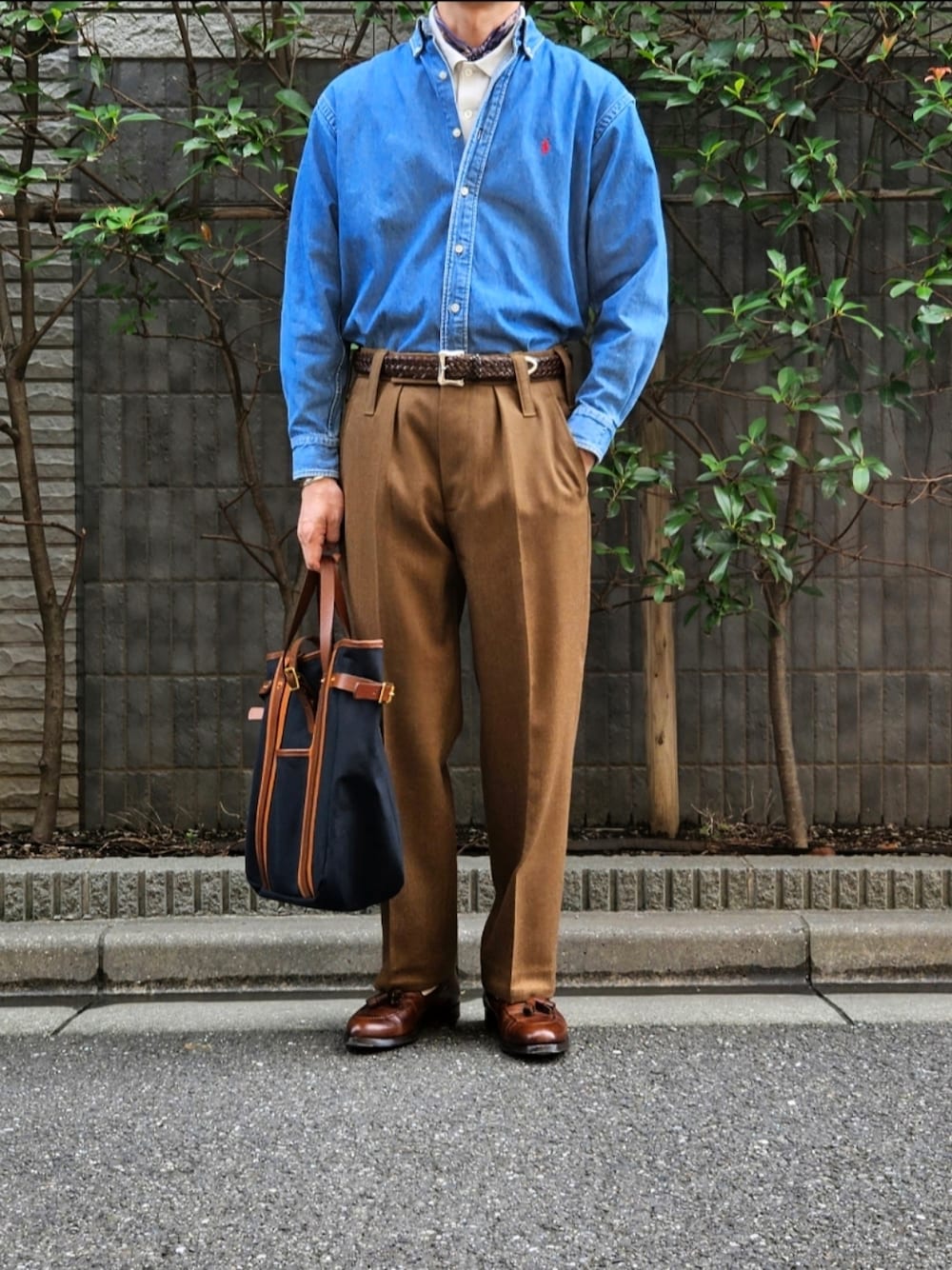 「休日コーデ、メンズコーデ、大人カジュアル、大人コーデ、ootd、メンズファッション、ミリタリーパンツ、ウールパンツ、ネッカチーフ、デニムシャツ、シャツスタイル、初老のこうでねぇと」｜「POLO COUNTRY 90’ｓのPOLO COUNTRY 90’ｓデニムB.Dシャツ USED（シャツ/ブラウス、ブルー系）」を使った、D・BLUEさん（メンズ・170cm）の秋コーディネートの1枚目の写真