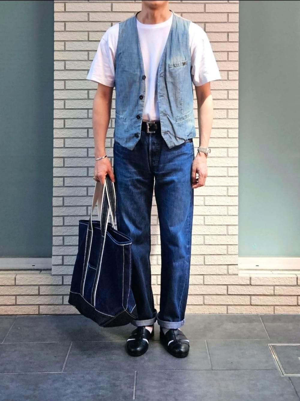 「お出かけコーデ、古着MIX、今日のコーデ、大人カジュアル、休日コーデ、リーバイス、グルカサンダル、トートバッグ、白Tシャツ、初老のこうでねぇと」｜「HANESの"SHIRO" 少し生成りがかった白（Tシャツ/カットソー、ホワイト系）」を使った、D・BLUEさん（メンズ・170cm）の秋コーディネートの1枚目の写真