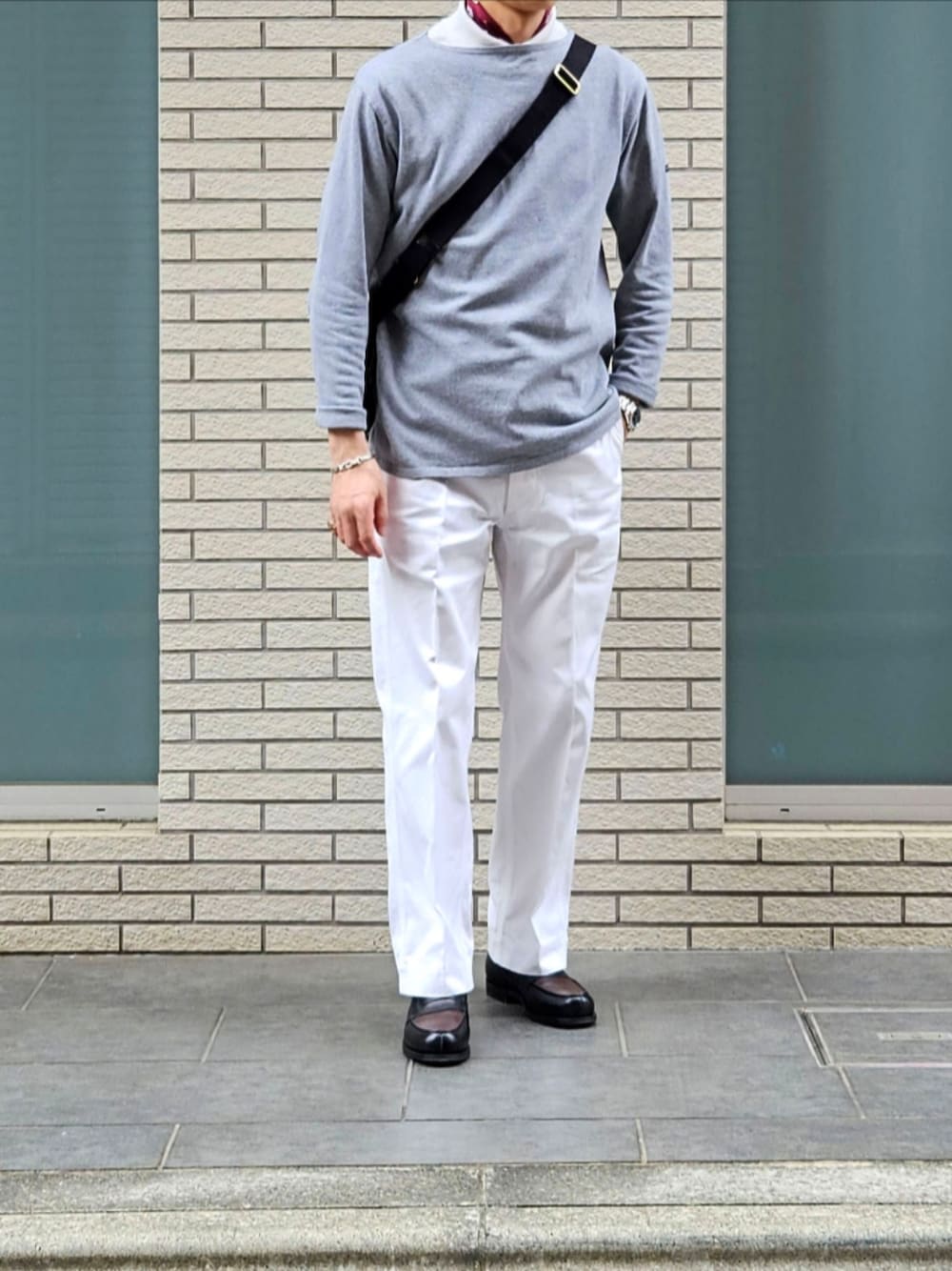 「キャップ、ローファー、白パンツ、バスクシャツ、ポロシャツ、ネッカチーフ、ブレスレット、初老のこうでねぇと、シンプル、メガネ男子、きれいめカジュアル」｜「SAINT JAMESのOUESSANT 杢グレー 仏製 USED（Tシャツ/カットソー、グレー系）」を使った、D・BLUEさん（メンズ・170cm）の夏コーディネートの1枚目の写真
