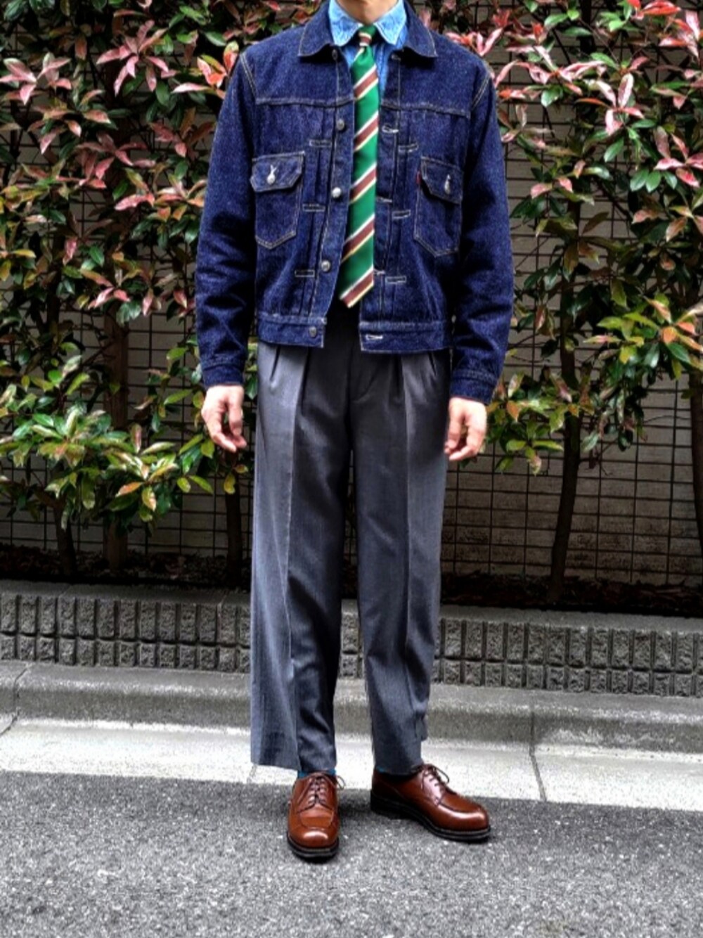 「休日コーデ、革靴、ootd、メンズコーデ、メンズファッション、オトナカジュアル、大人コーデ、デニムジャケット、ネクタイ、ミックススタイル、初老のこうでねぇと」｜「LEVI'S VINTAGE CLOTHINGのLEVI'S VINTAGE CLOTHING 1953 TYPE II トラッカージャケット 日本製（デニムジャケット、ブルー系）」を使った、D・BLUEさん（メンズ・170cm）の秋コーディネートの1枚目の写真