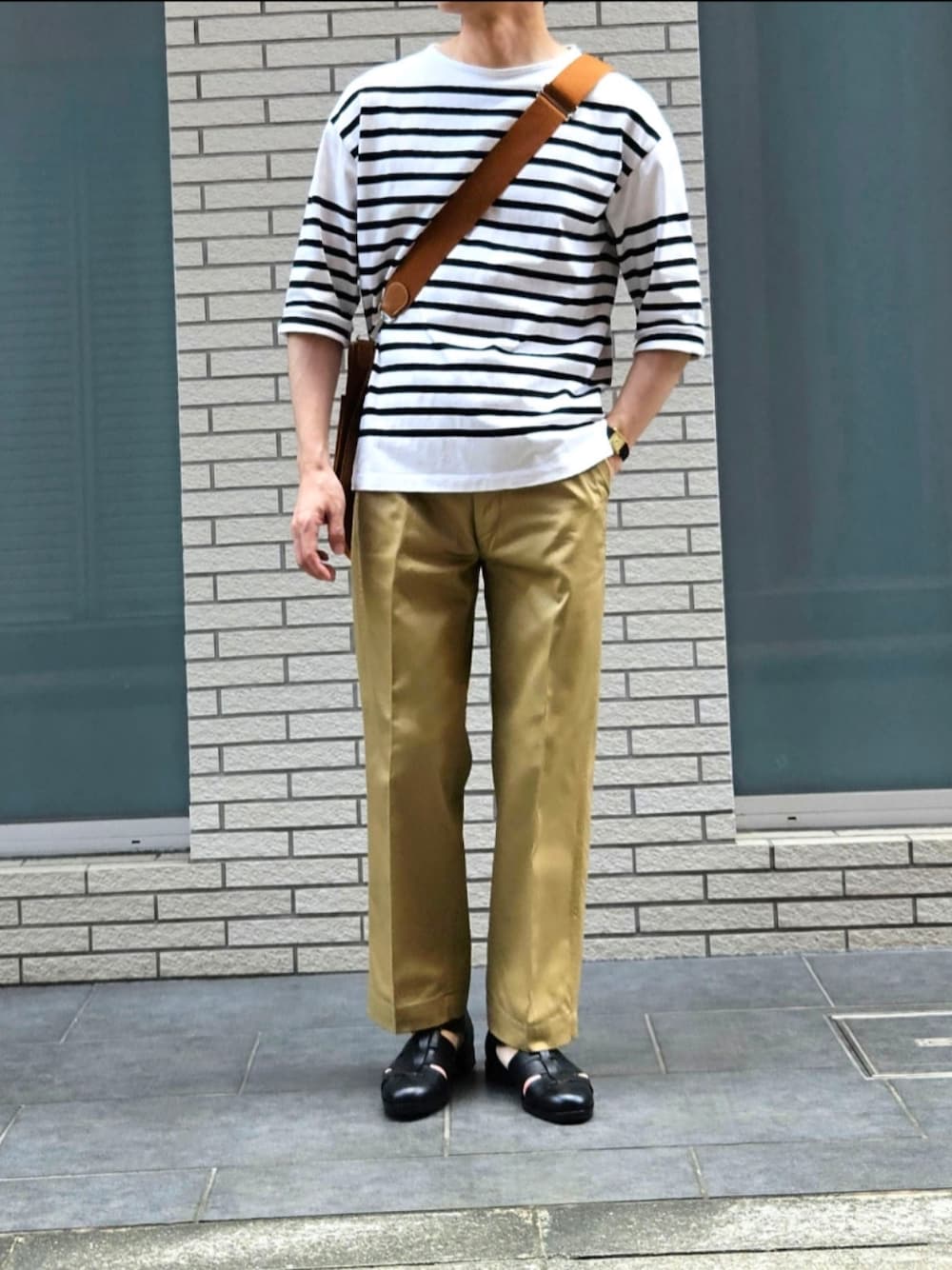 「ボーダー、チノパン、グルカサンダル、今日のコーデ、大人カジュアル、休日コーデ、ootd、ショルダーバッグ、初老のこうでねぇと」｜「HERMESのHERMES エヴリン 母親から妻に渡ったものをたまに貸してもらう（ショルダーバッグ、オレンジ系）」を使った、D・BLUEさん（メンズ・170cm）の夏コーディネートの1枚目の写真