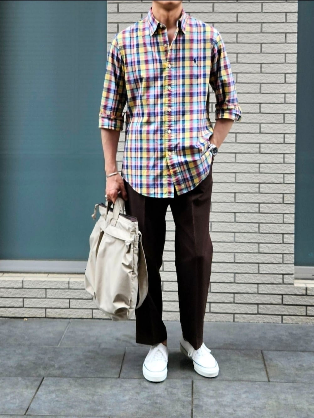 「古着MIX、今日のコーデ、大人カジュアル、休日コーデ、ootd、チェックシャツ、ヘルメットバッグ、白スニーカー、初老のこうでねぇと、トートバッグ」｜「RALPH LAURENのRALPH LAUREN マドラスチェックシャツ USED（シャツ/ブラウス、その他）」を使った、D・BLUEさん（メンズ・170cm）の夏コーディネートの1枚目の写真