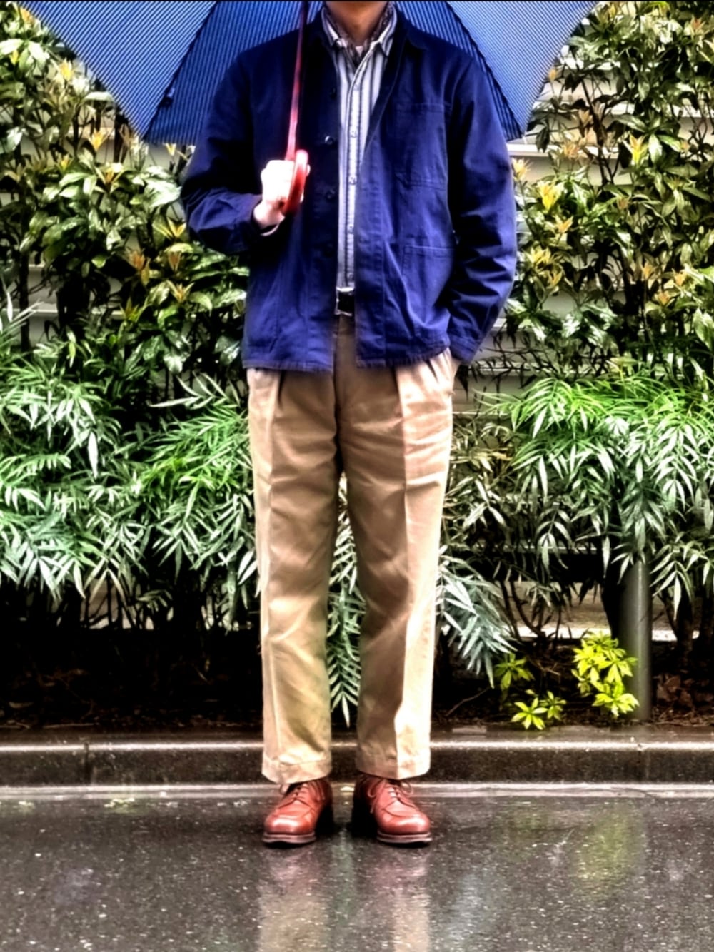 「休日スタイル、雨の日コーデ、メンズファッション、メンズコーデ、古着MIX、オトナカジュアル、ootd、傘、ワークジャケット、チノパン、初老のこうでねぇと、きれいめカジュアル」｜「RAMUDAのRamuda メープル1本棒 長傘 ロンドンストライプ（長傘、ブルー系）」を使った、D・BLUEさん（メンズ・170cm）の秋コーディネートの1枚目の写真