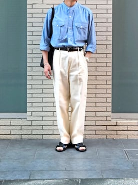 トップス（ブルー系）を使った「白パンツ」の人気ファッション