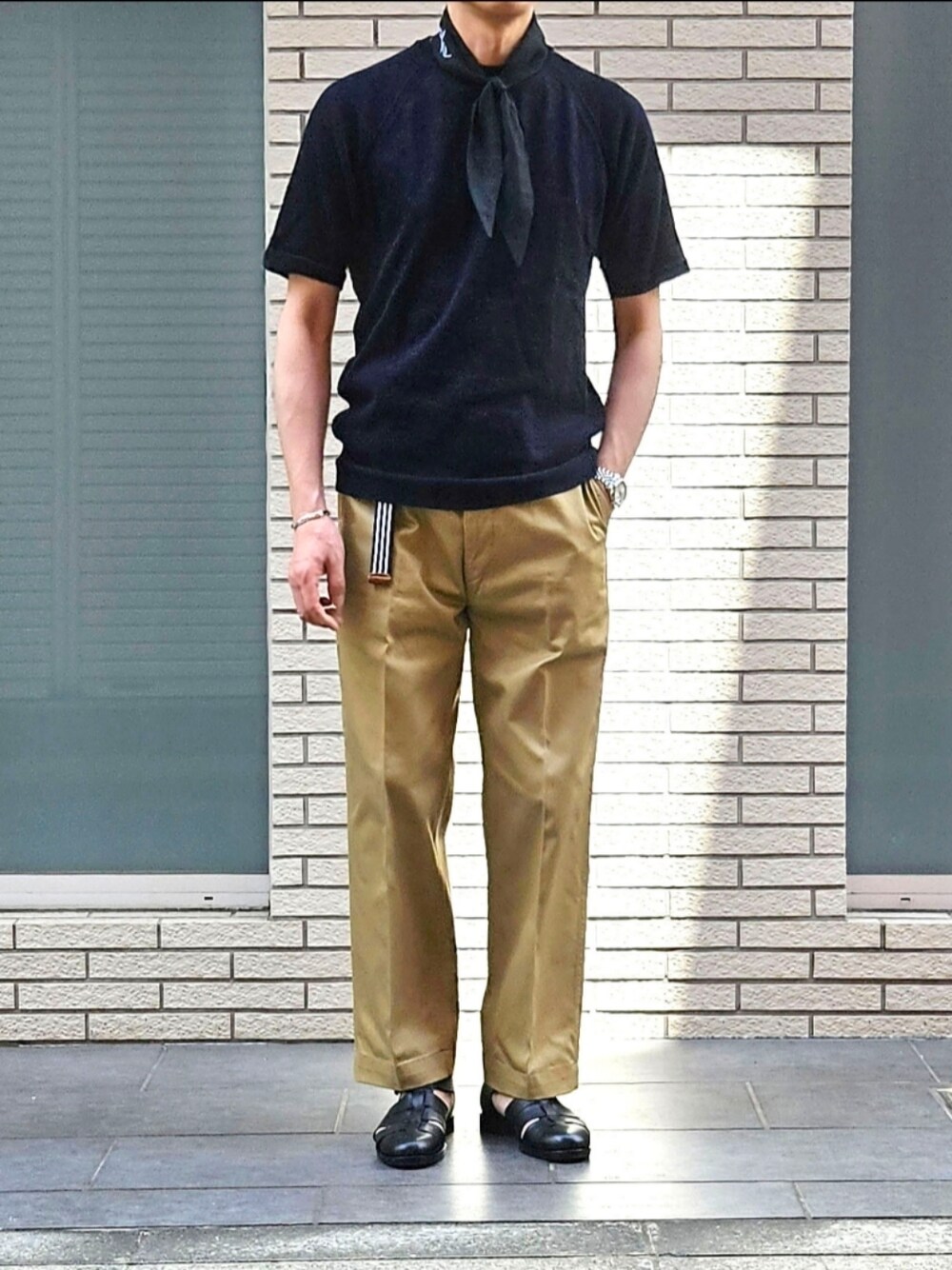 「ネッカチーフ、リネン、夏コーデ、夏だ！Tシャツ着よう！、今日のコーデ、大人カジュアル、休日コーデ、ootd、チノパン、グルカサンダル、初老のこうでねぇと」｜「SHIPSのSHIPS 和紙混紡ニットT（Tシャツ/カットソー、ブルー系）」を使った、D・BLUEさん（メンズ・170cm）の夏コーディネートの1枚目の写真