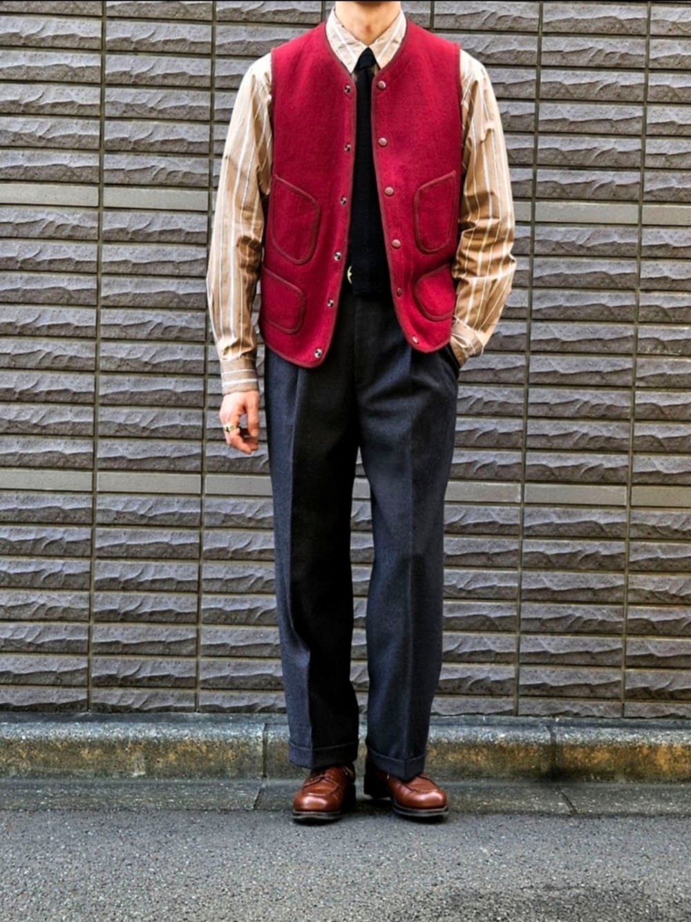 「ストライプシャツ、ベスト、ベレー帽、ブラウン、今日のコーデ、大人カジュアル、休日コーデ、ootd、初老のこうでねぇと、ニットタイ」｜「MARGARET HOWELLのMARGARET HOWELL コットンポプリンシャツ オルタネートストライプ（シャツ/ブラウス、ブラウン系）」を使った、D・BLUEさん（メンズ・170cm）の冬コーディネートの1枚目の写真