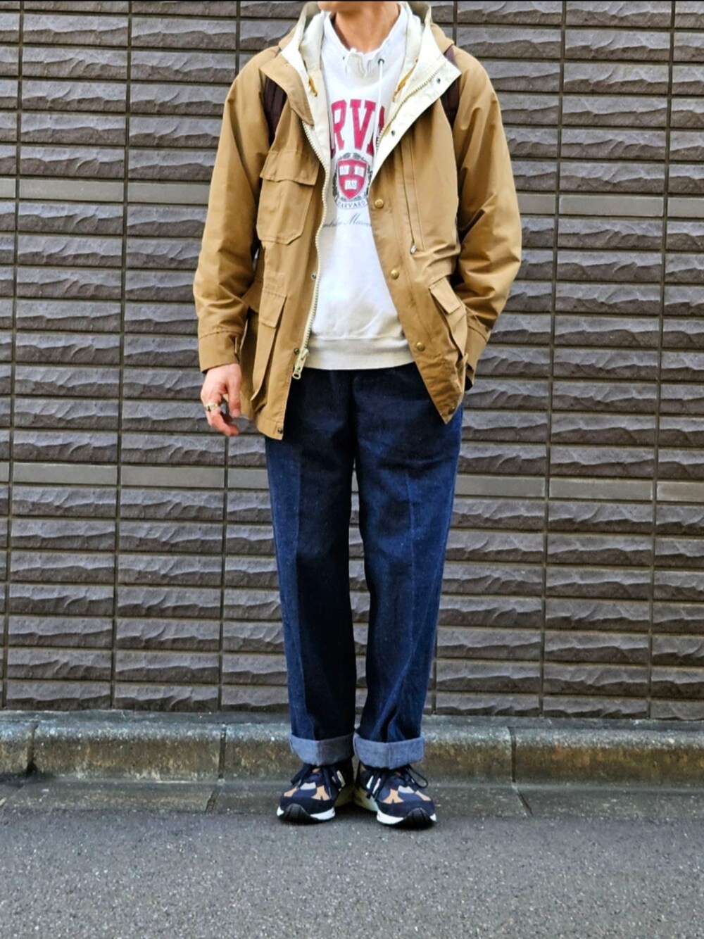 「古着MIX、マウンテンパーカー、スウェット、デニムパンツ、今日のコーデ、大人カジュアル、休日コーデ、ニューバランス、ootd、初老のこうでねぇと」｜「WOOLRICHのWOOLRICH BEAMS F 別注 マウンテンパーカ CORDURA ロクヨンクロス コットンナイロン（マウンテンパーカー、ベージュ系）」を使った、D・BLUEさん（メンズ・170cm）の秋コーディネートの1枚目の写真