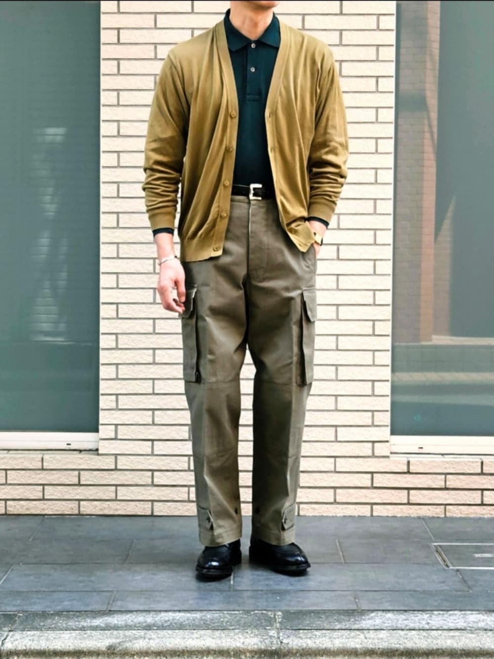 「グリーンコーデ、大人カジュアル、春ファッション、お出かけコーデ、休日スタイル、カーディガン、ミリタリーパンツ、ootd、メンズコーデ、初老のこうでねぇと」｜「JOHN SMEDLEYのJOHN SMEDLEY 30ゲージ SEA ISLAND COTTON カーディガン WILLOW GREEN（カーディガン/ボレロ、グリーン系）」を使った、D・BLUEさん（メンズ・170cm）の春コーディネートの1枚目の写真
