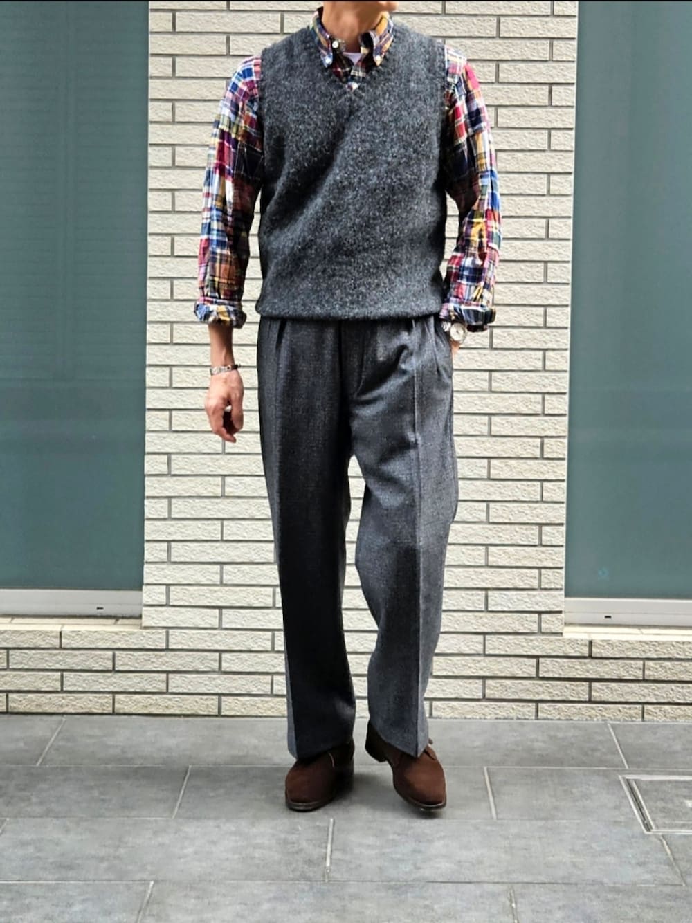 「チェックシャツ、ベスト、グルカパンツ、スエードシューズ、トゥアレグシルバー、グレーコーデ、レイヤードスタイル、今日のコーデ、大人カジュアル、休日コーデ、初老のこうでねぇと、秋っぽコーデ更新中」｜「NORTHERN CROFTERのNORTHERN CROFTER ウールベスト（ベスト、グレー系）」を使った、D・BLUEさん（メンズ・170cm）の秋コーディネートの1枚目の写真