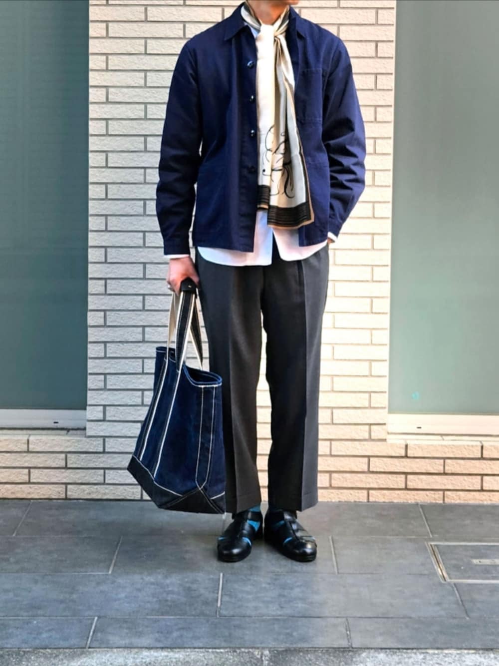「スカーフ、メンズファッション、大人カジュアル、休日コーデ、ワークジャケット、トートバッグ、ベレー帽×メガネ、初老のこうでねぇと、スラックス、グルカサンダル、フレンチカジュアル」｜「Euro Vintage のEuro Vintage 90' ジャーマンワークジャケット NAVYヘリンボーン（カバーオール、ブルー系）」を使った、D・BLUEさん（メンズ・170cm）の春コーディネートの1枚目の写真