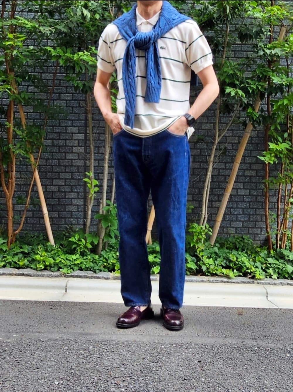 「ootd、メンズコーデ、メンズファッション、オトナカジュアル、大人コーデ、肩掛け、ポロシャツ、ジーンズ、ローファー、オールデン、休日コーデ」｜「BEAMS PLUSのBEAMS PLUS リネンコットン ケーブルニット（ニット/セーター、ブルー系）」を使った、D・BLUEさん（メンズ・170cm）の夏コーディネートの1枚目の写真