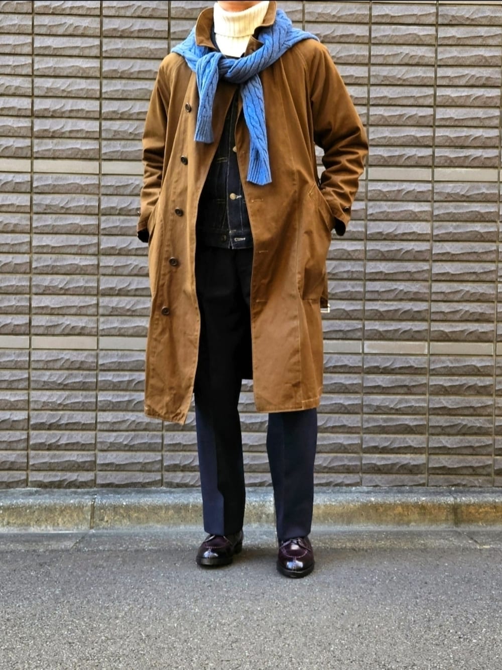 「休日スタイル、大人コーデ、古着MIX、休日コーデ、コート、肩掛け、ootd、メンズコーデ、デニムジャケット、初老のこうでねぇと」｜「COHERENCEのCOHERENCE アトリエコート MITSOU USED（その他アウター、ブラウン系）」を使った、D・BLUEさん（メンズ・170cm）の冬コーディネートの1枚目の写真