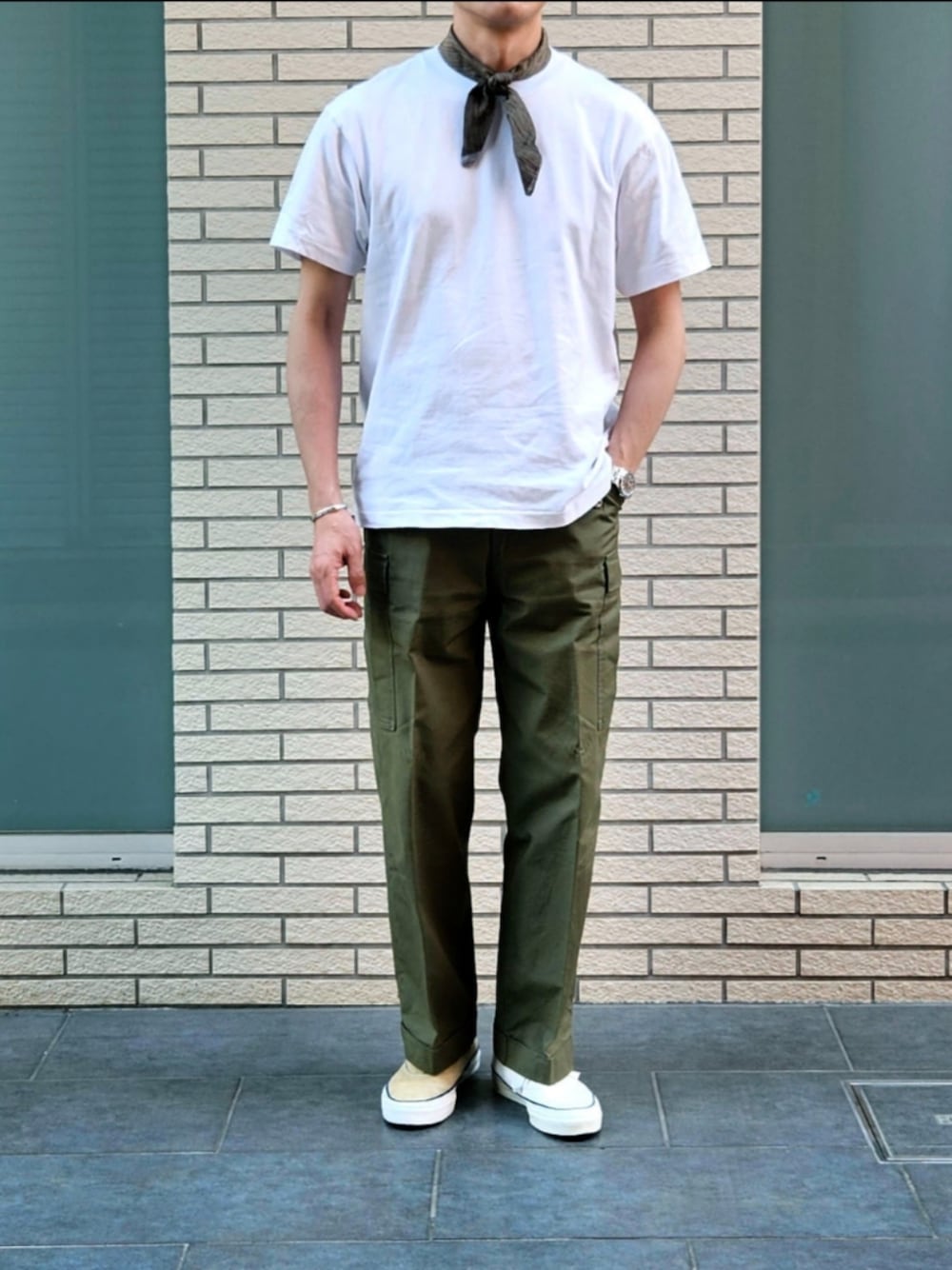 「休日スタイル、夏コーデ、今日のコーデ、大人カジュアル、白Tシャツ、カーゴパンツ、デッキシューズ、スニーカー、ootd、初老のこうでねぇと、ネッカチーフ」｜「HANESの"SHIRO" 少し生成りがかった白（Tシャツ/カットソー、ホワイト系）」を使った、D・BLUEさん（メンズ・170cm）の夏コーディネートの1枚目の写真