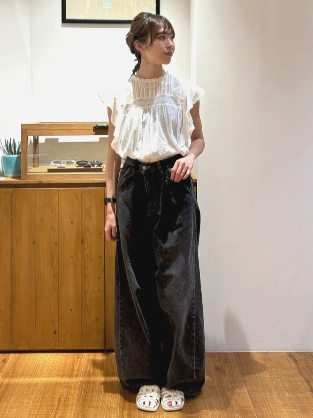 ブラック系のデニムパンツ、ホワイト系のシャツ/ブラウスを着用したレディースの夏コーディネートの1枚目の写真