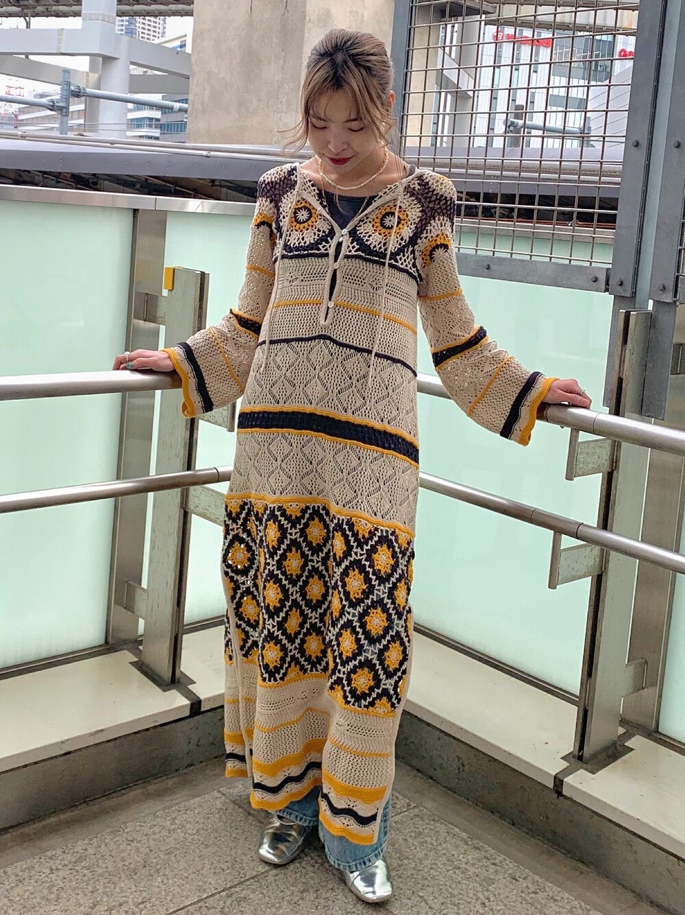 その他のワンピース、ブルー系のデニムパンツ、シルバー系のパンプスを着用したレディースの春コーディネートの1枚目の写真